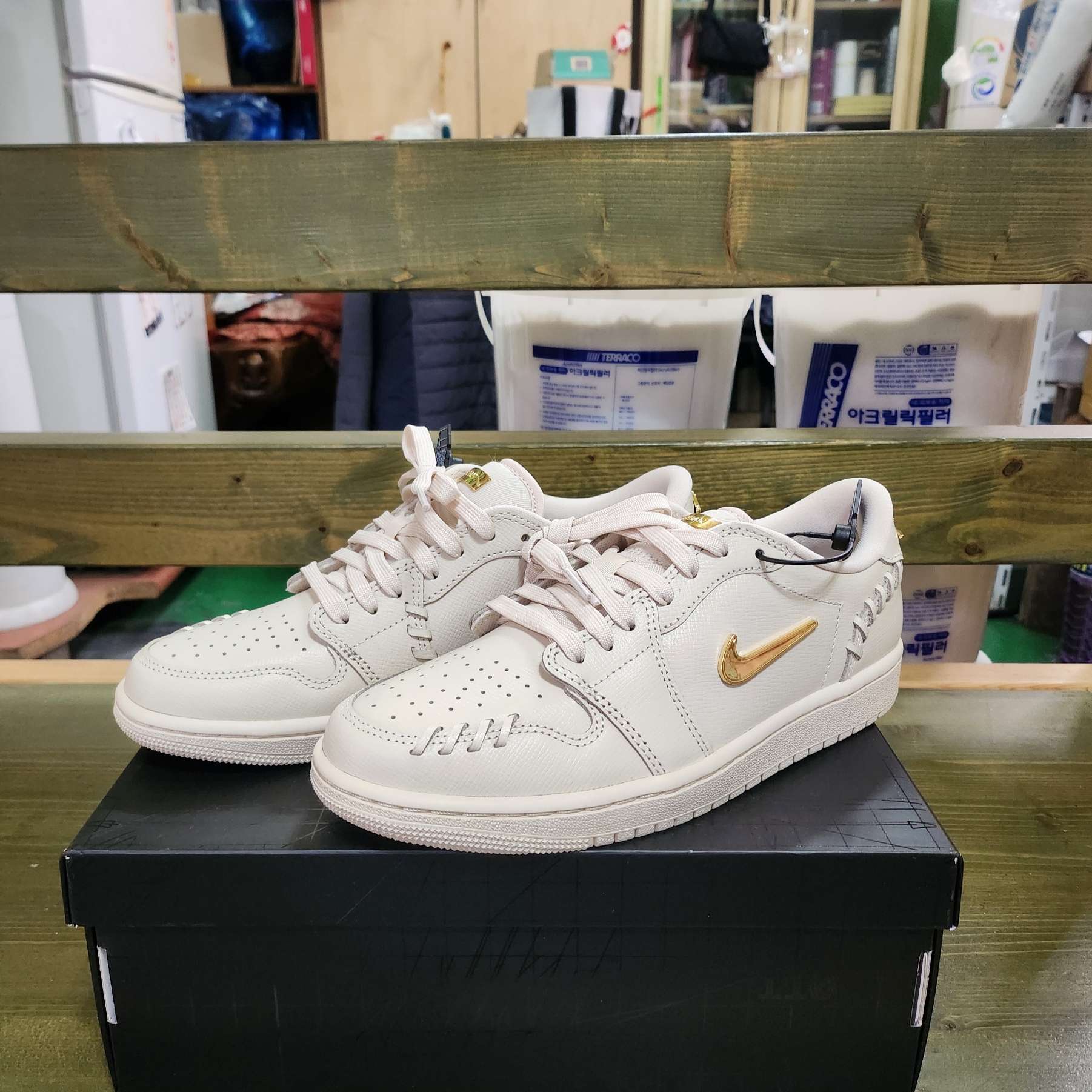 (W) Jordan 1 Low Method of Make Lucky Green Metallic Gold 착용 스타일 - 3