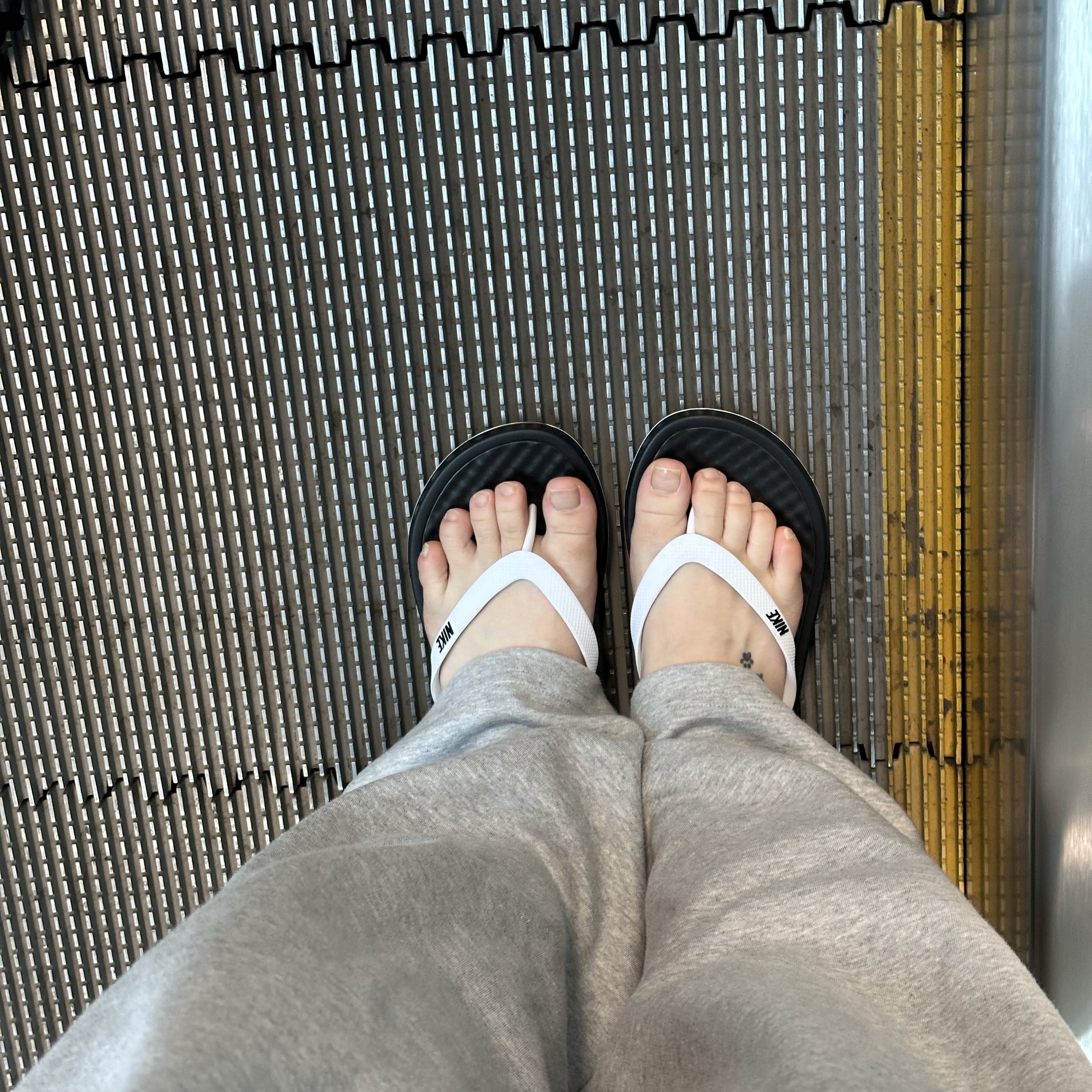Nike On Deck Slide White Black 착용 스타일