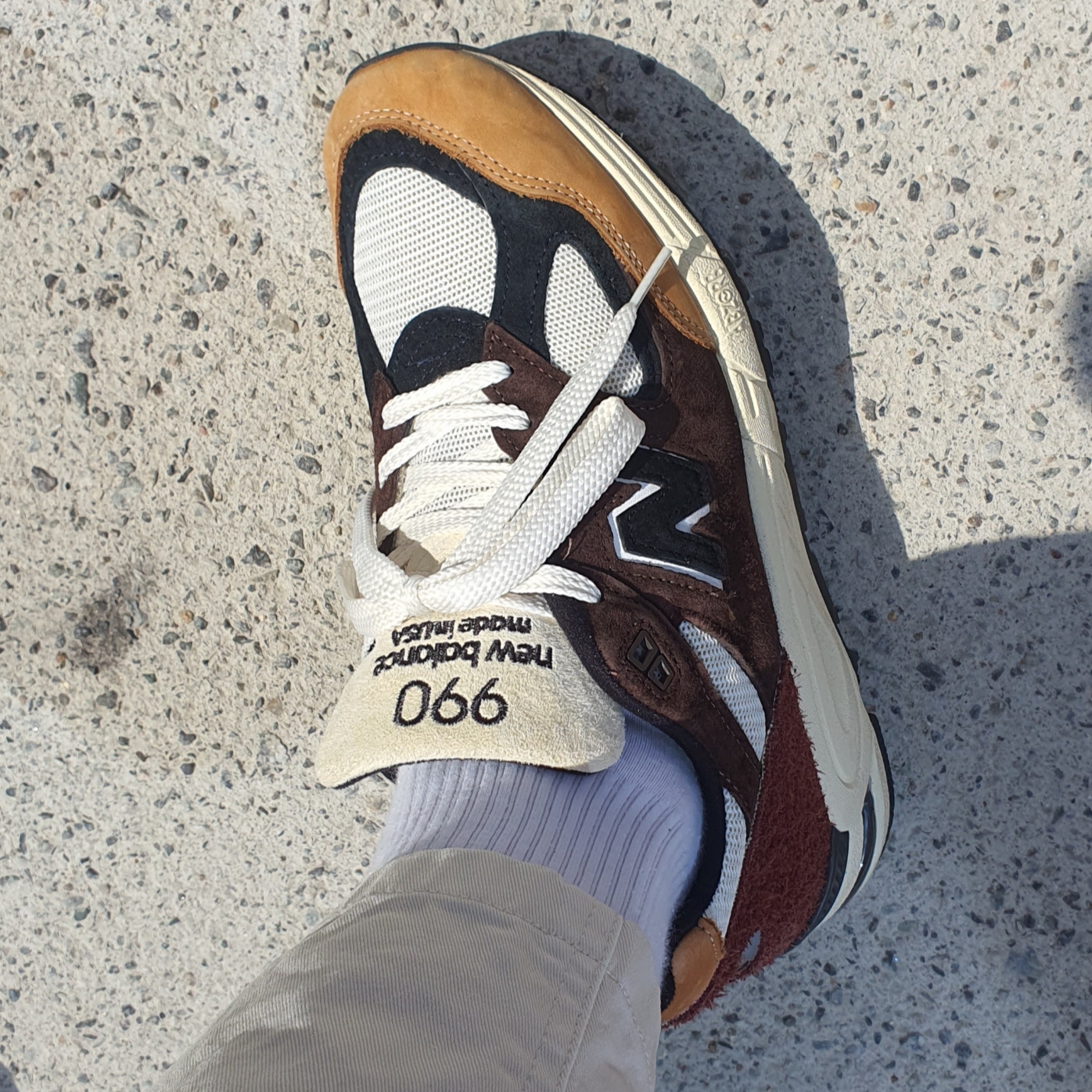 New Balance 990v2 Made in USA Brown Beige 착용 스타일