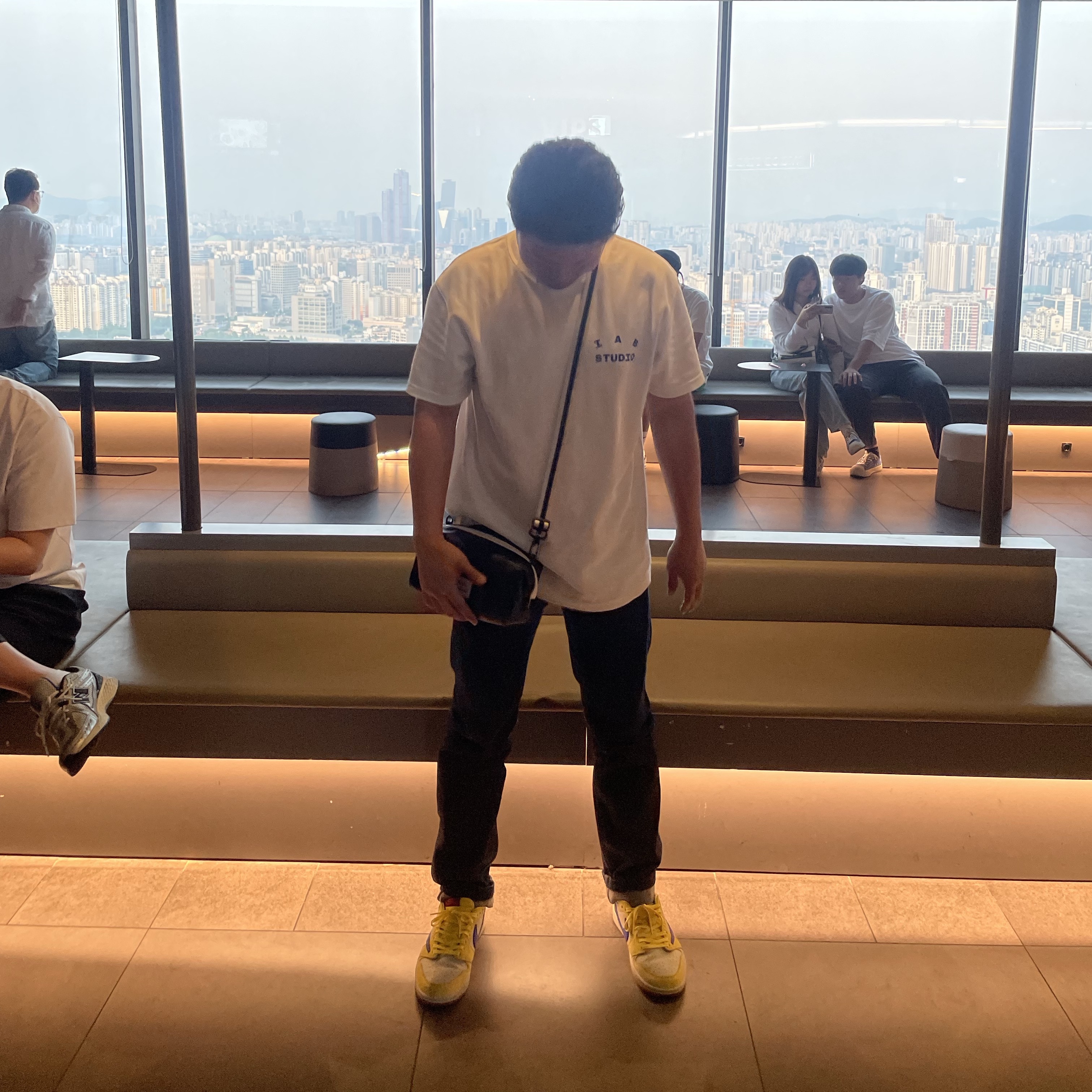 (W) Jordan 1 x Travis Scott Retro Low OG SP Canary 착용 스타일 - 1