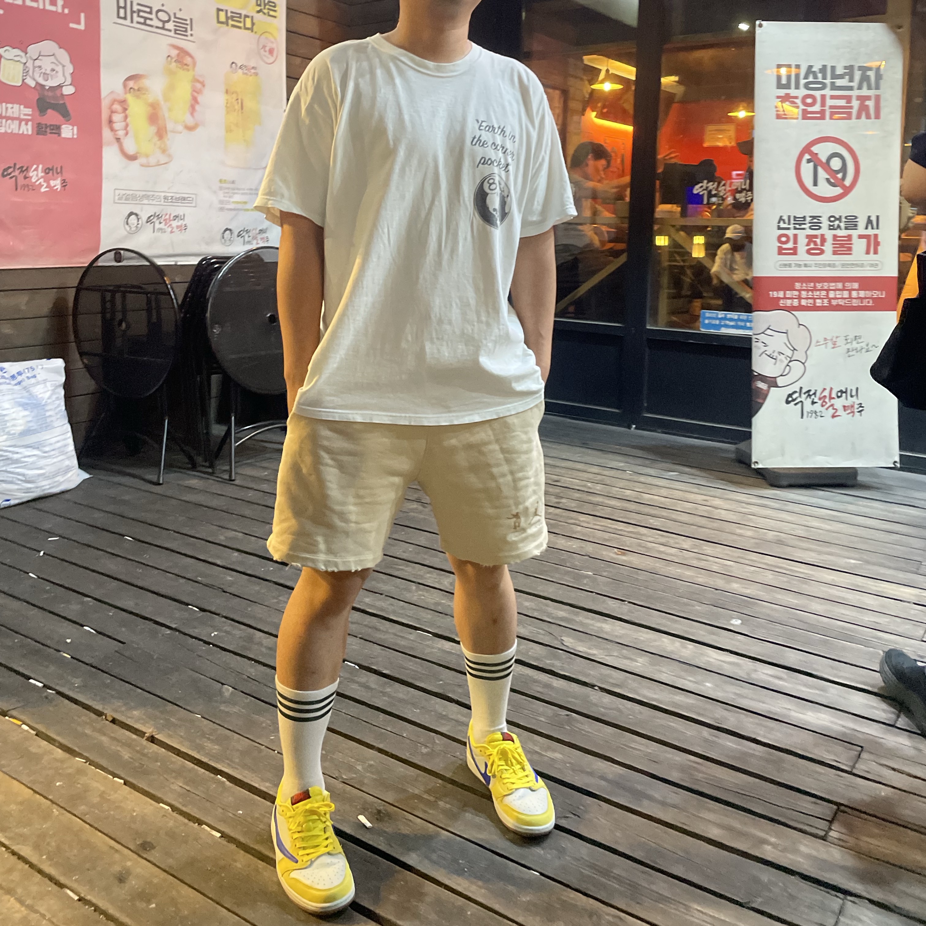 (W) Jordan 1 x Travis Scott Retro Low OG SP Canary 착용 스타일 - 3