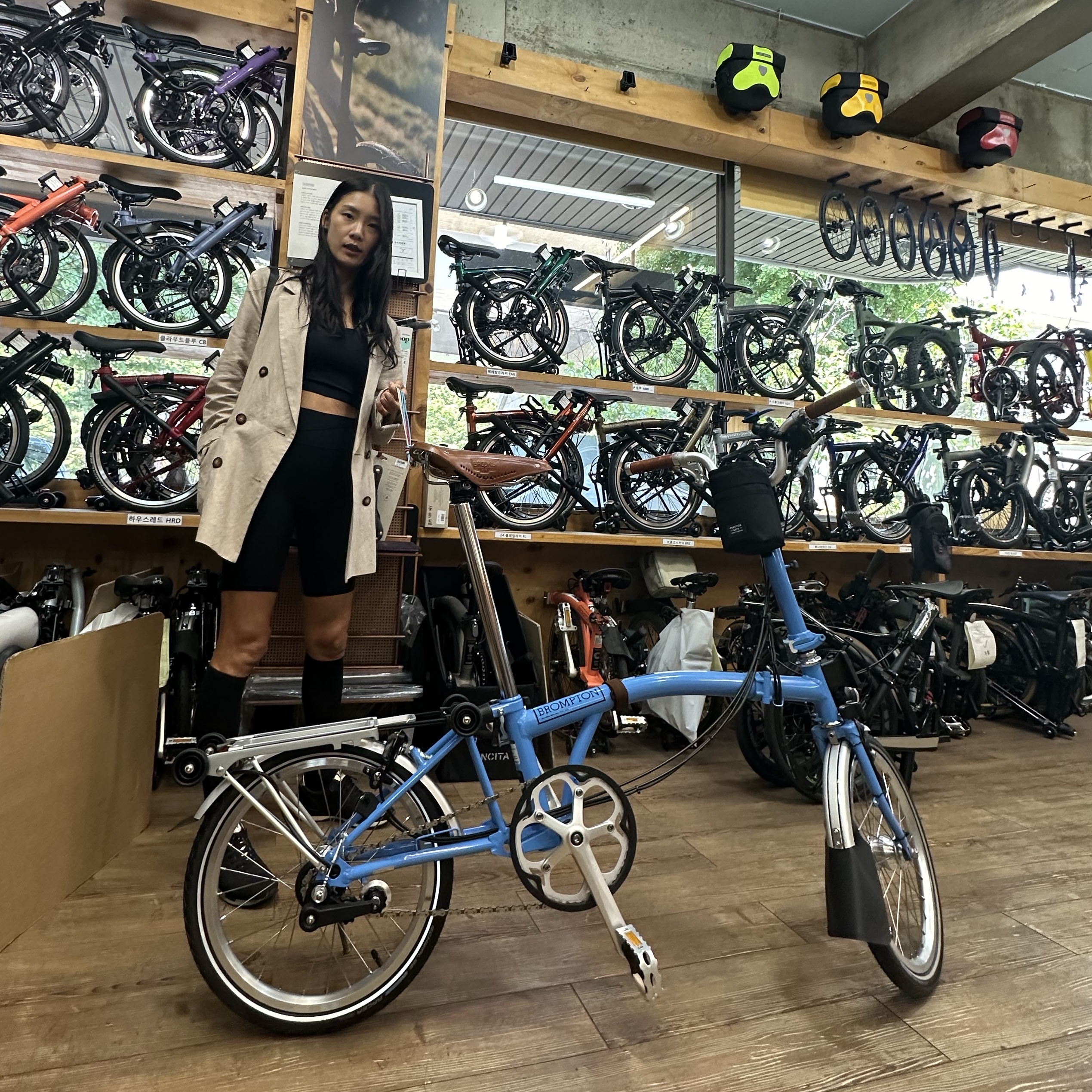 Brompton C Line Explore 6 Speed with Rack Racing Green 착용 스타일 - 1