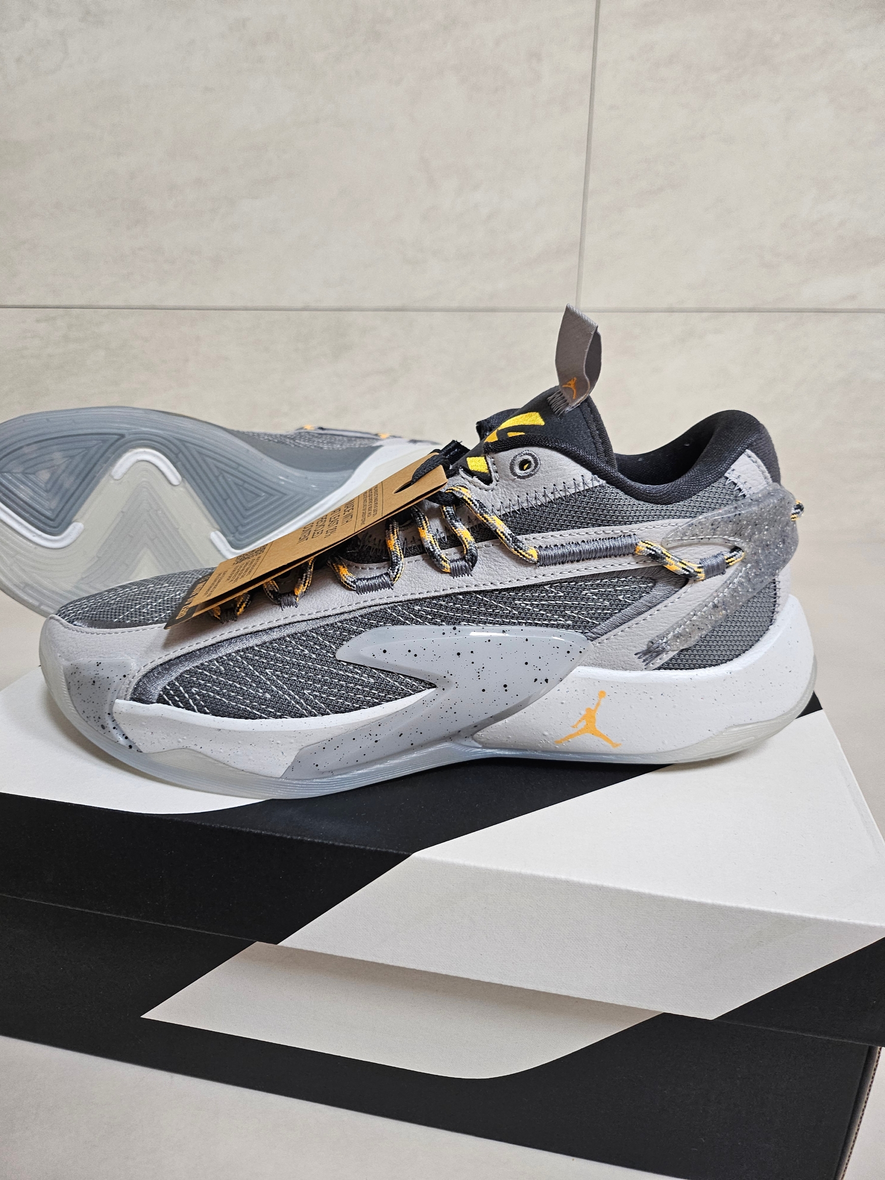 Jordan Luka 2 PF Smoke Grey Laser Orange 착용 스타일 - 1