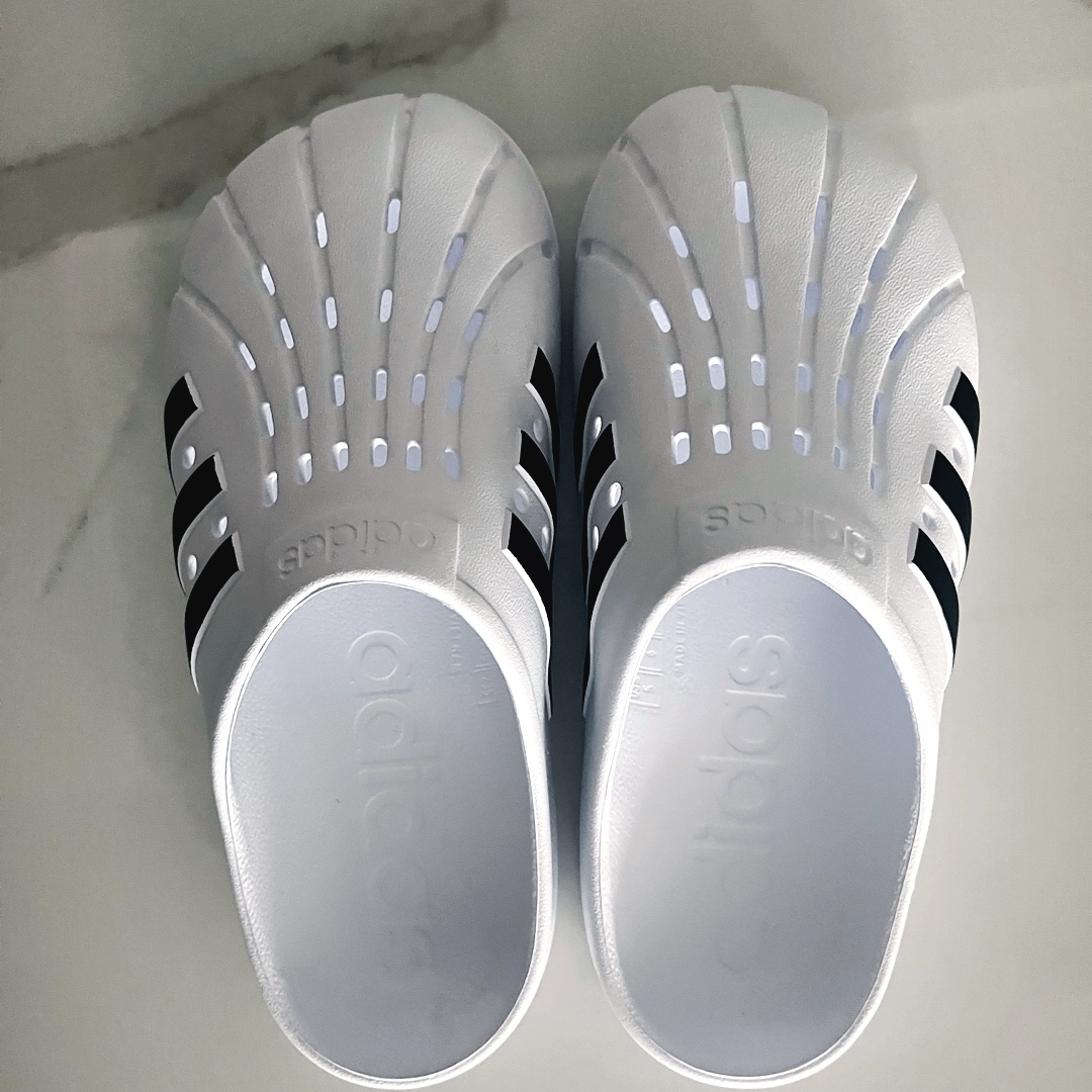 Adidas Adilette Clog White Black 착용 스타일 - 2