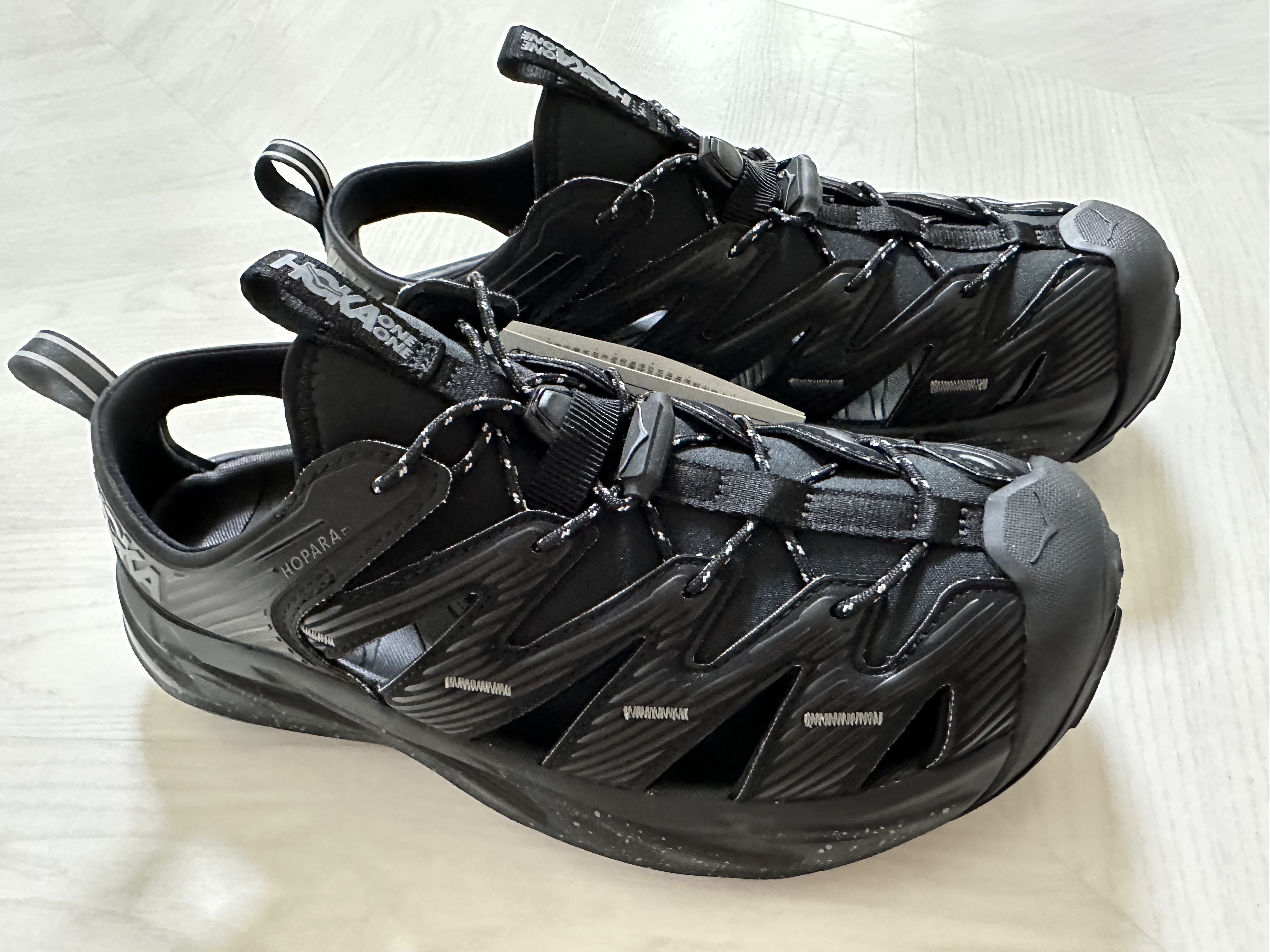 Hoka Hopara Black Castle Rock 착용 스타일
