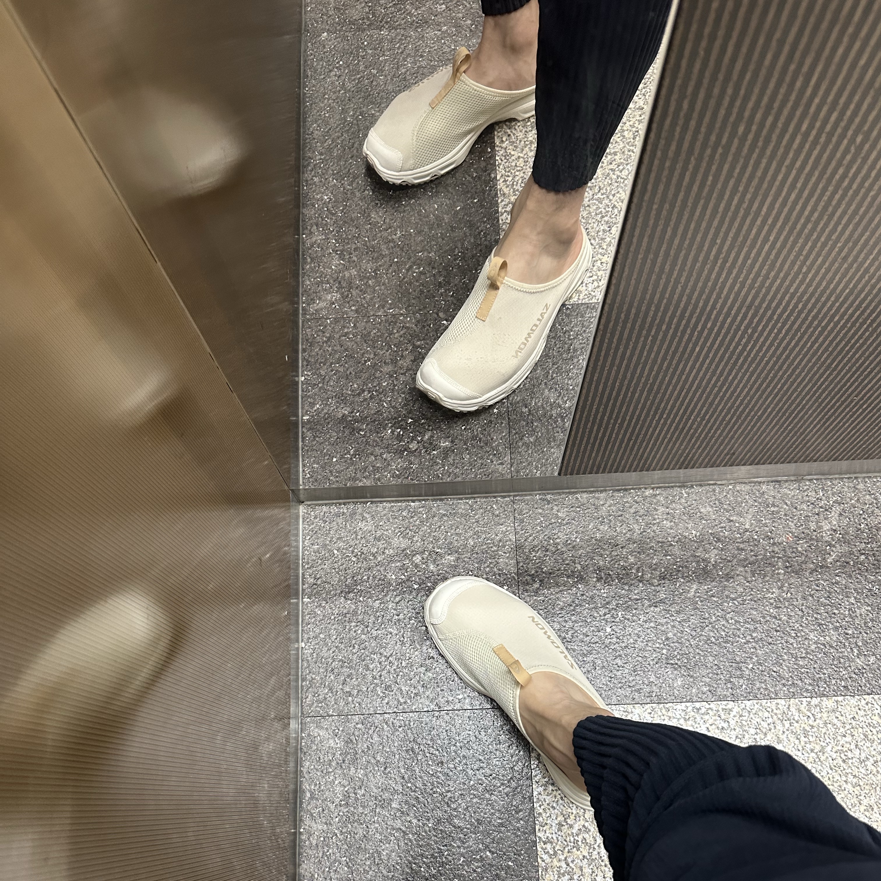 Salomon RX Slide 3.0 Almond Milk Aloe Wash 착용 스타일