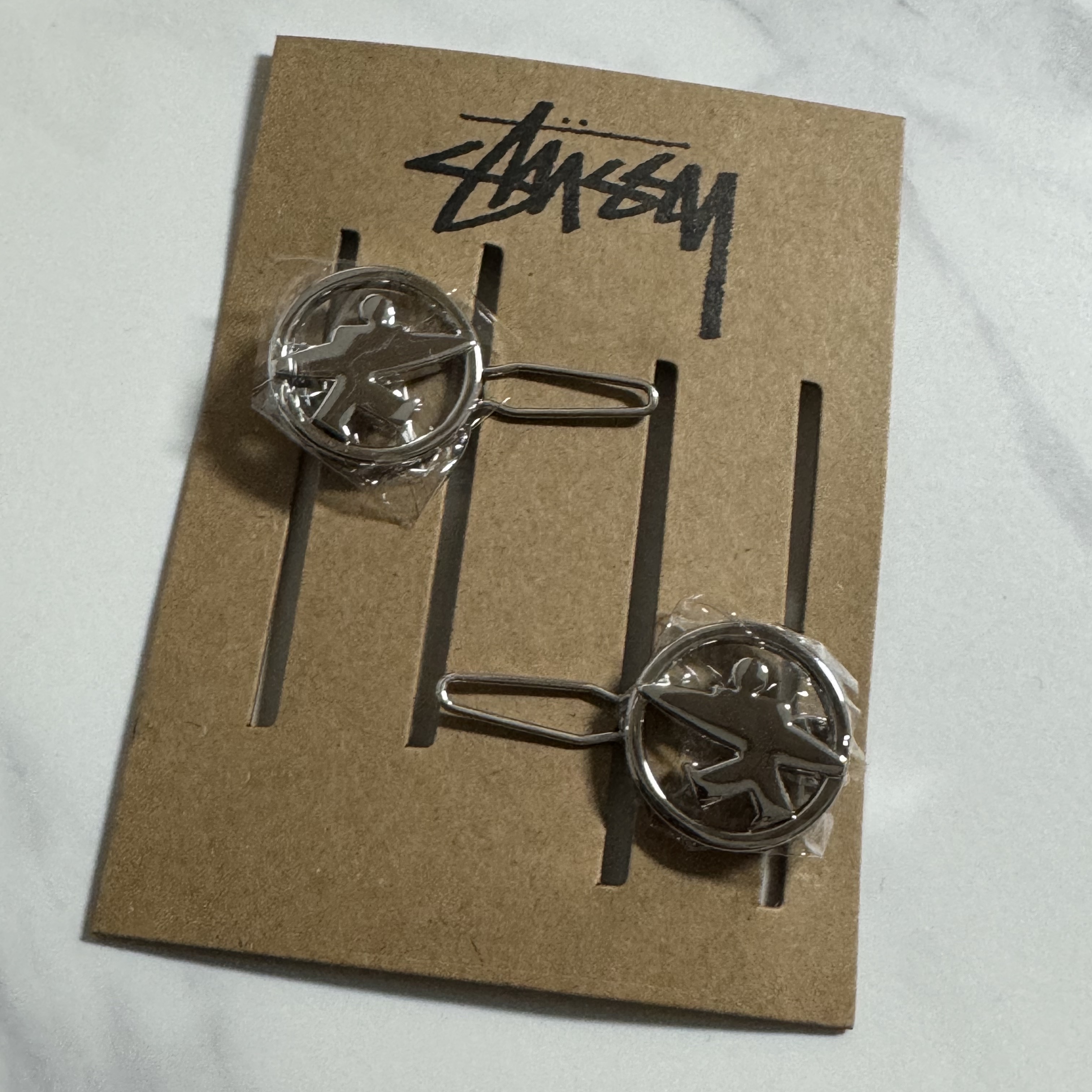 Stussy Surfman Hairclip Silver 착용 스타일 - 1