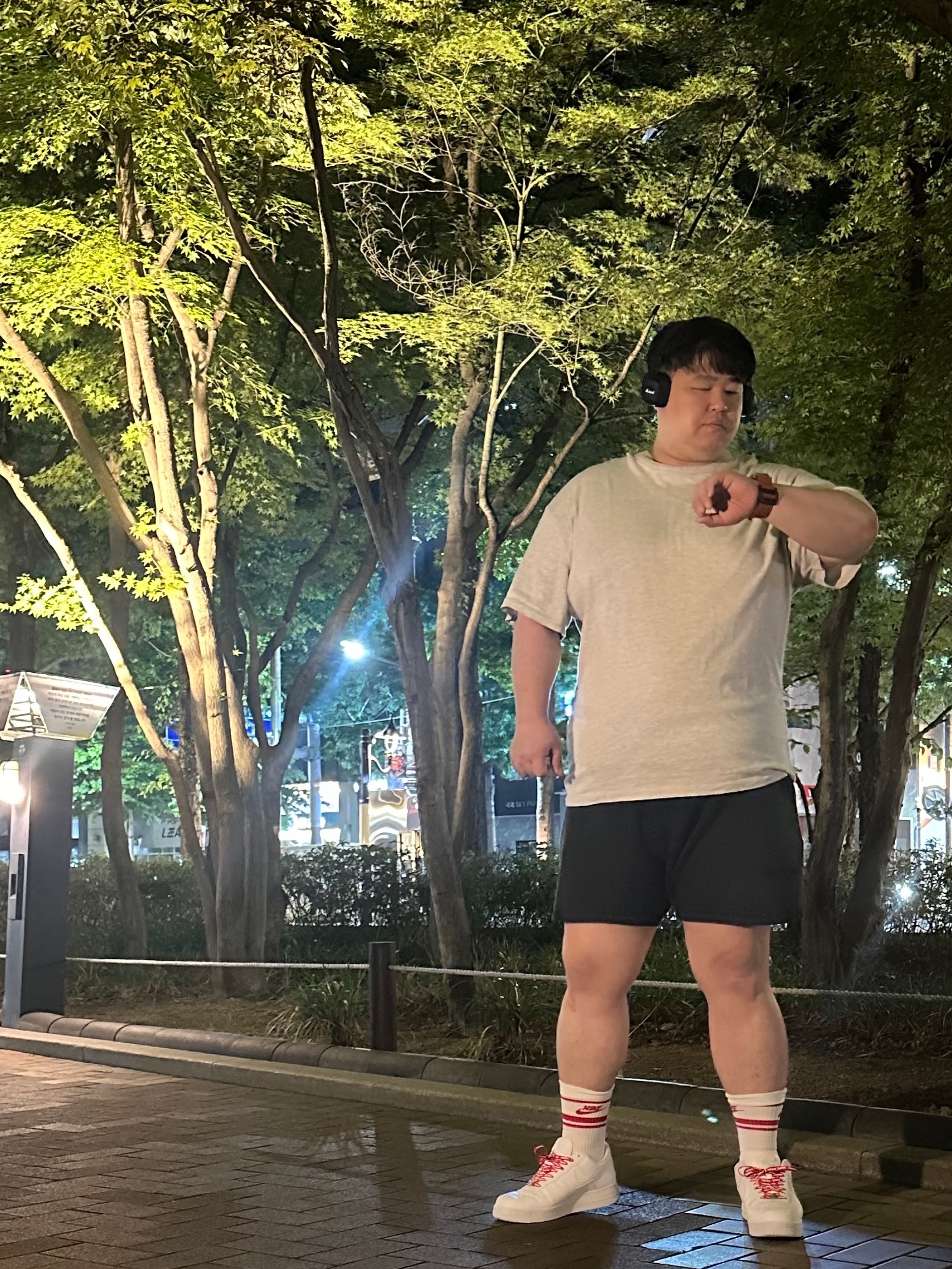 Nike x Supreme Air Force 1 Low White, Essentials The Core Collection Sweatshorts Stretch Limo 착용 스타일