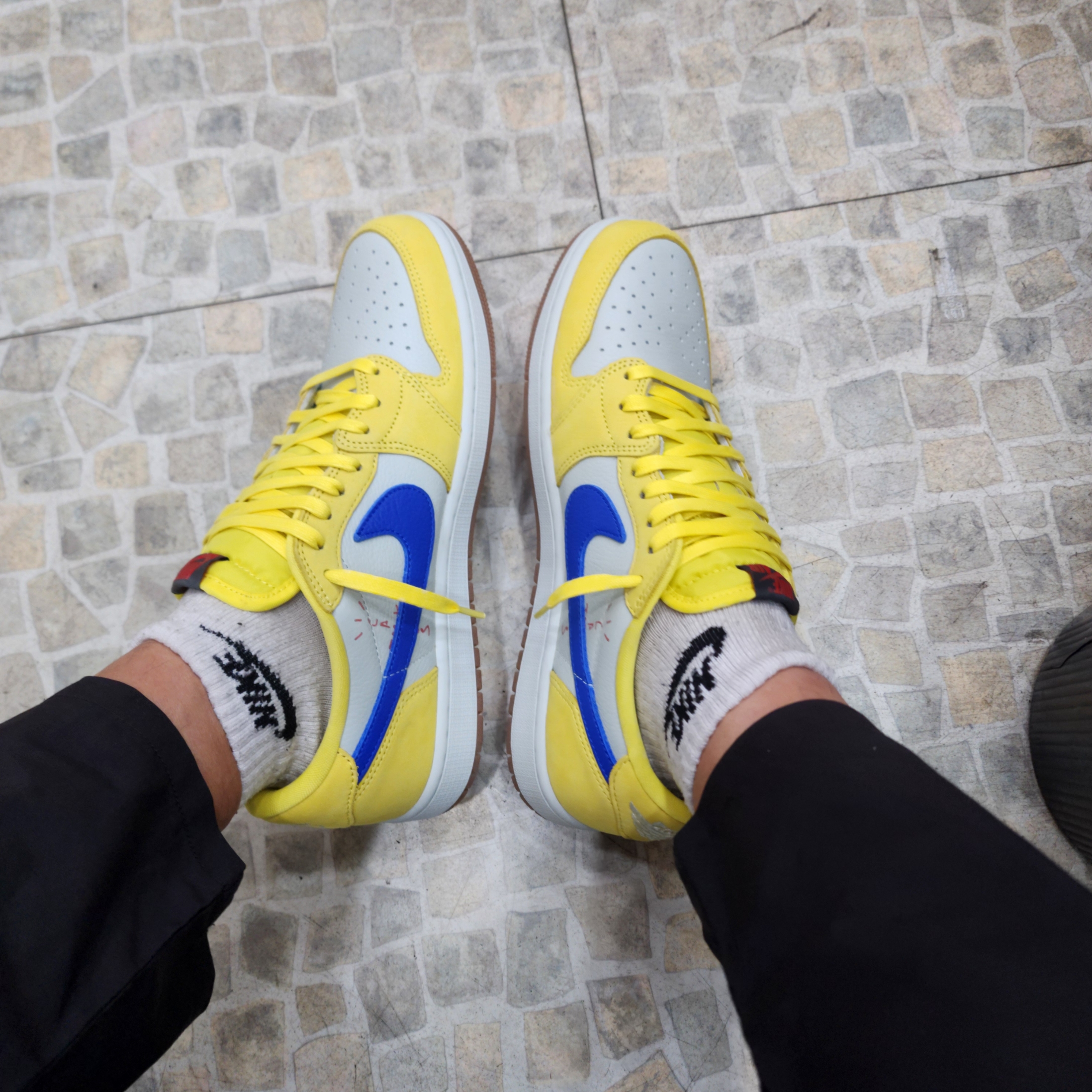 (W) Jordan 1 x Travis Scott Retro Low OG SP Canary 착용 스타일 - 3