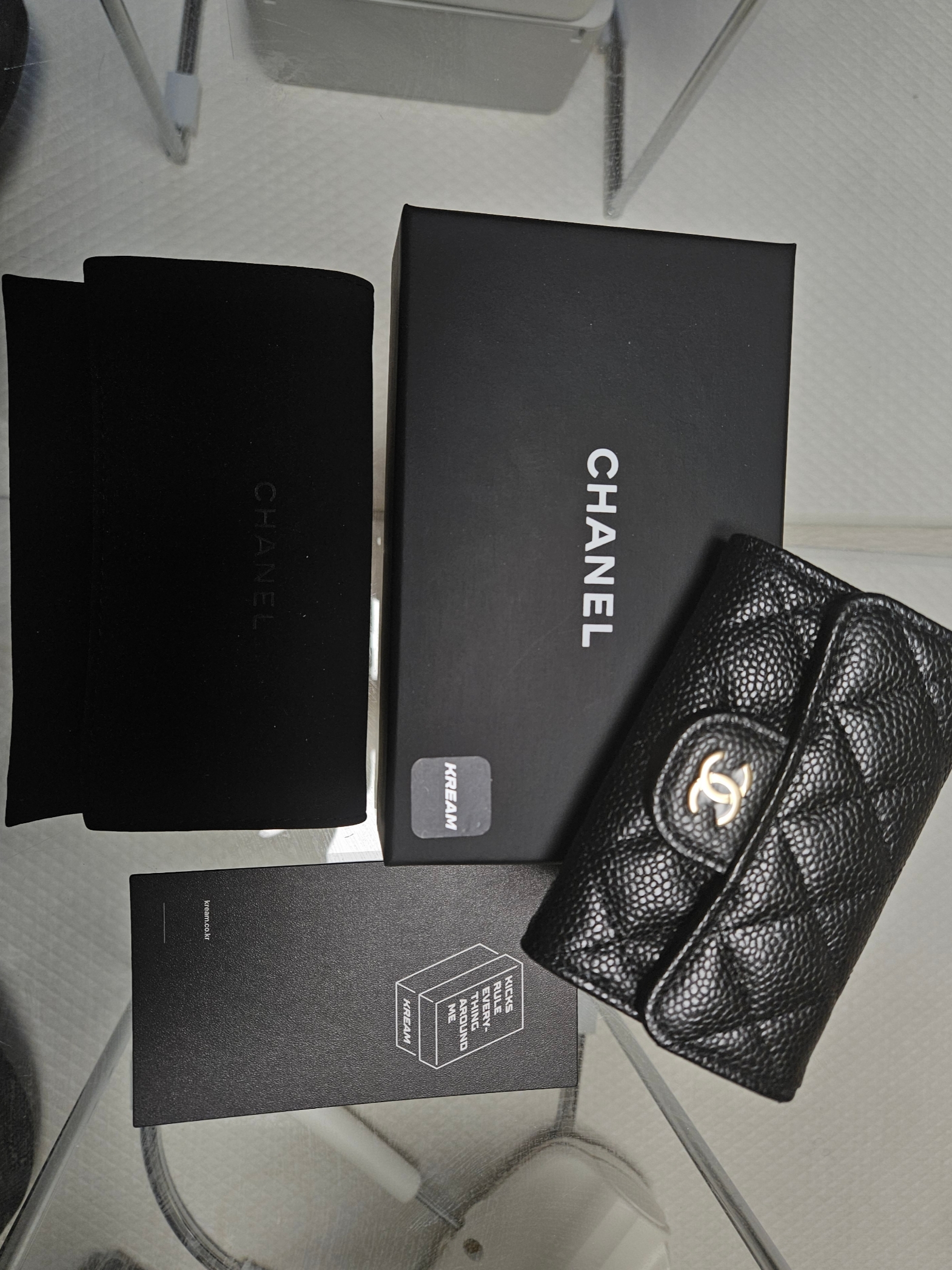 Chanel Classic Card Holder Grained Calfskin & Gold Black 착용 스타일