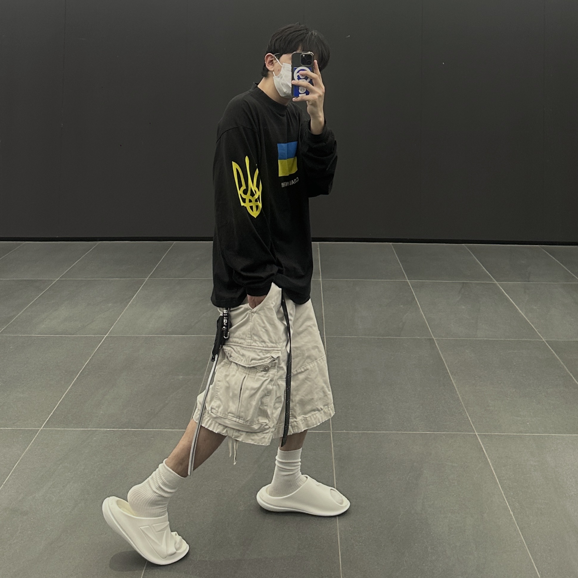 Balenciaga Support Ukraine LS T-Shirt Black 착용 스타일 - 1