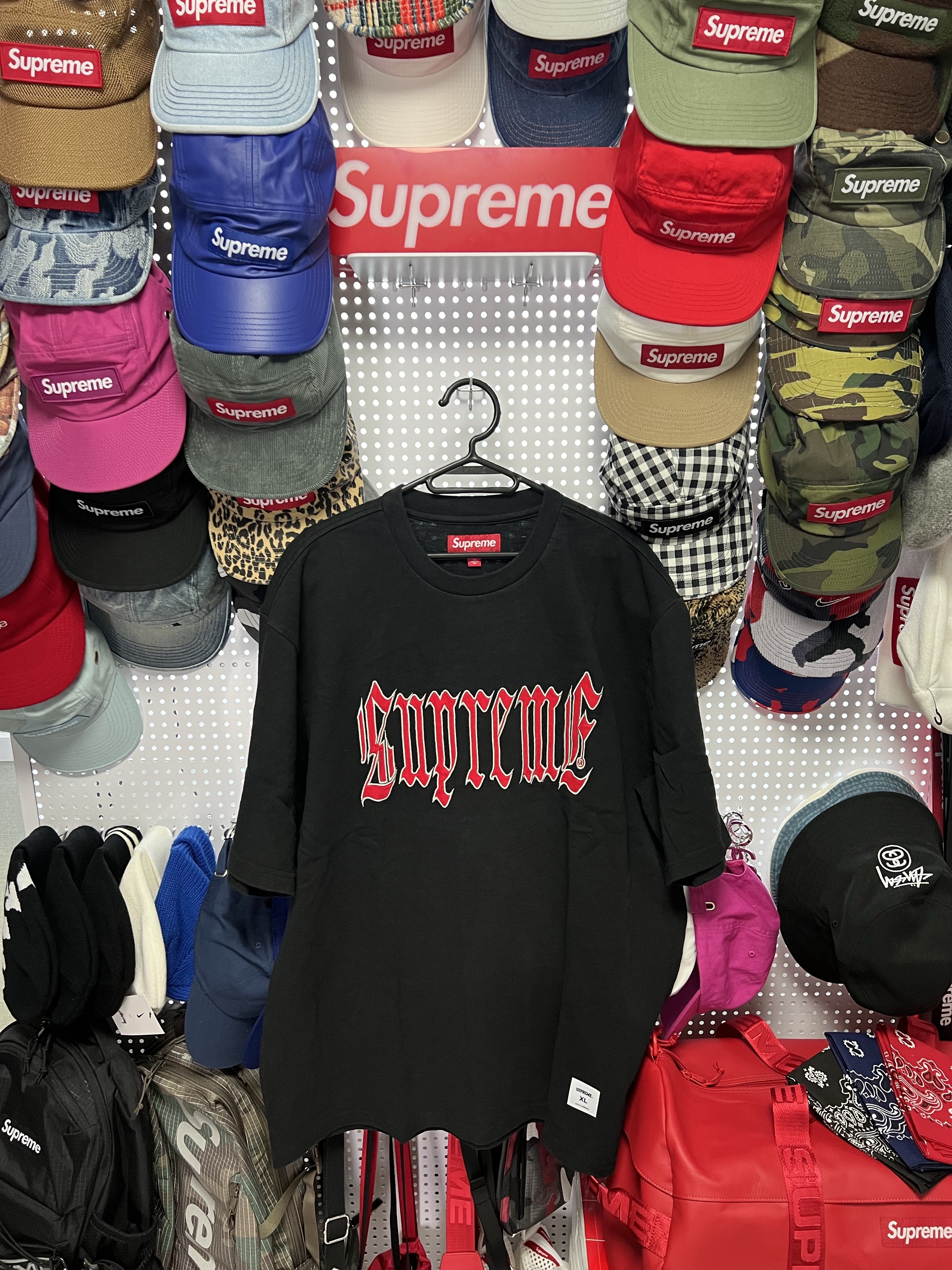 Supreme Old English S/S Top Black - 24SS 착용 스타일