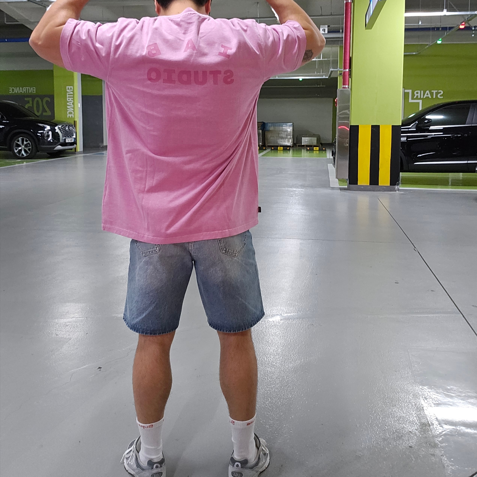 Supreme x The North Face Printed Pocket T-Shirt White - 23SS, Supreme Baggy Denim Short Washed Indigo - 24SS 착용 스타일 - 6