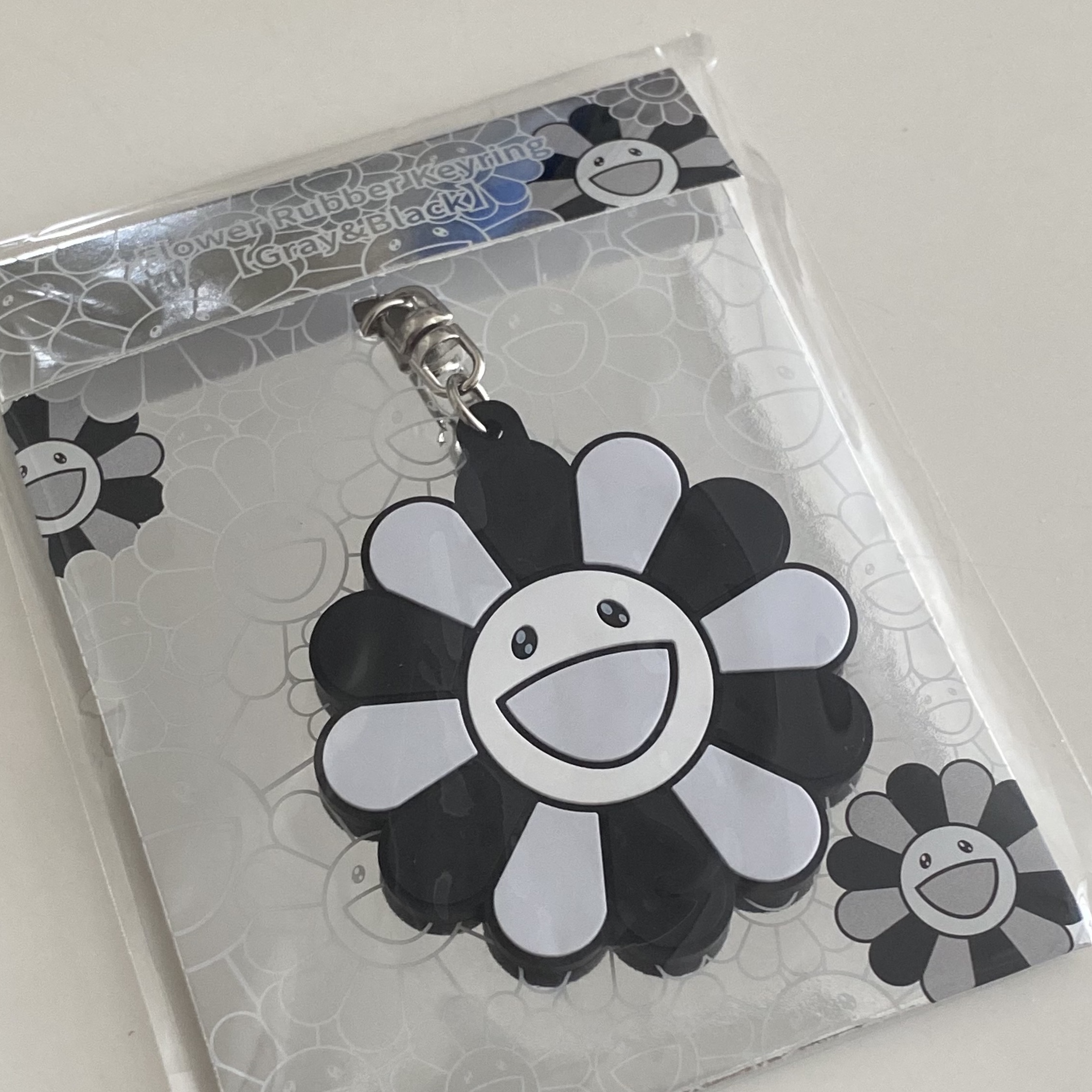 Kaikai Kiki Flower Rubber Keyring Gray Black 착용 스타일