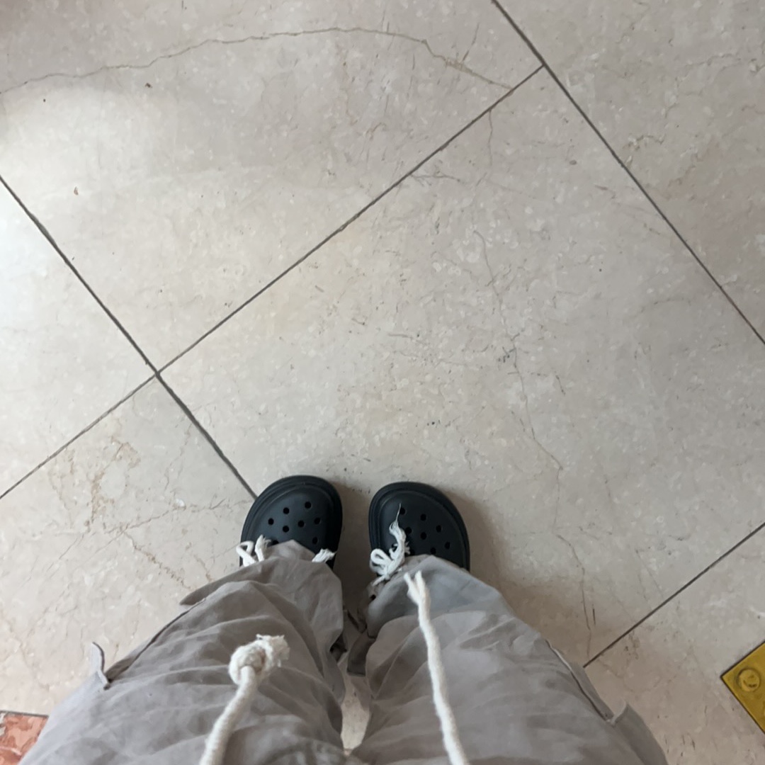 Crocs Stomp Clog Black 착용 스타일