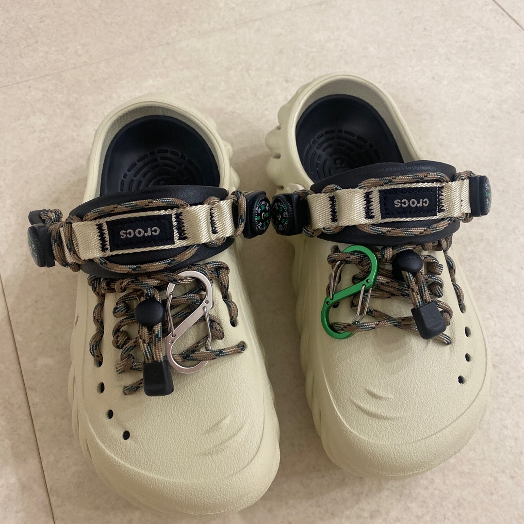 Crocs Echo Clog Bone Black 착용 스타일