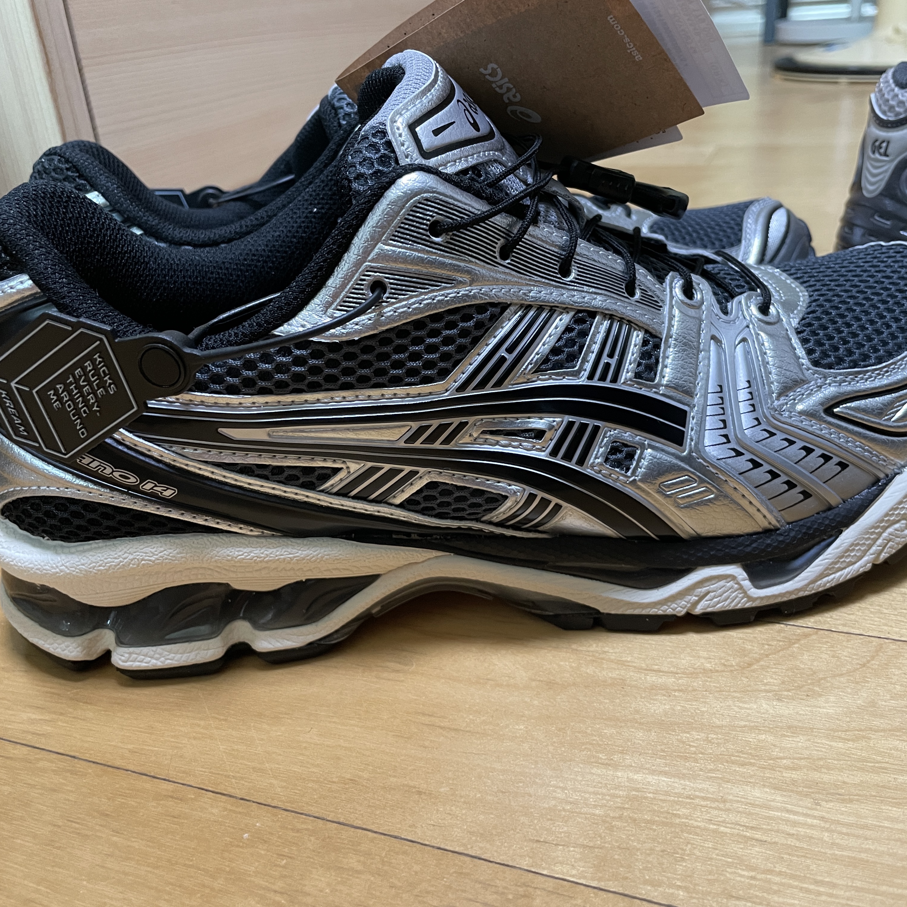 Asics Unlimited Gel-Kayano 14 Carrier Grey Black 착용 스타일