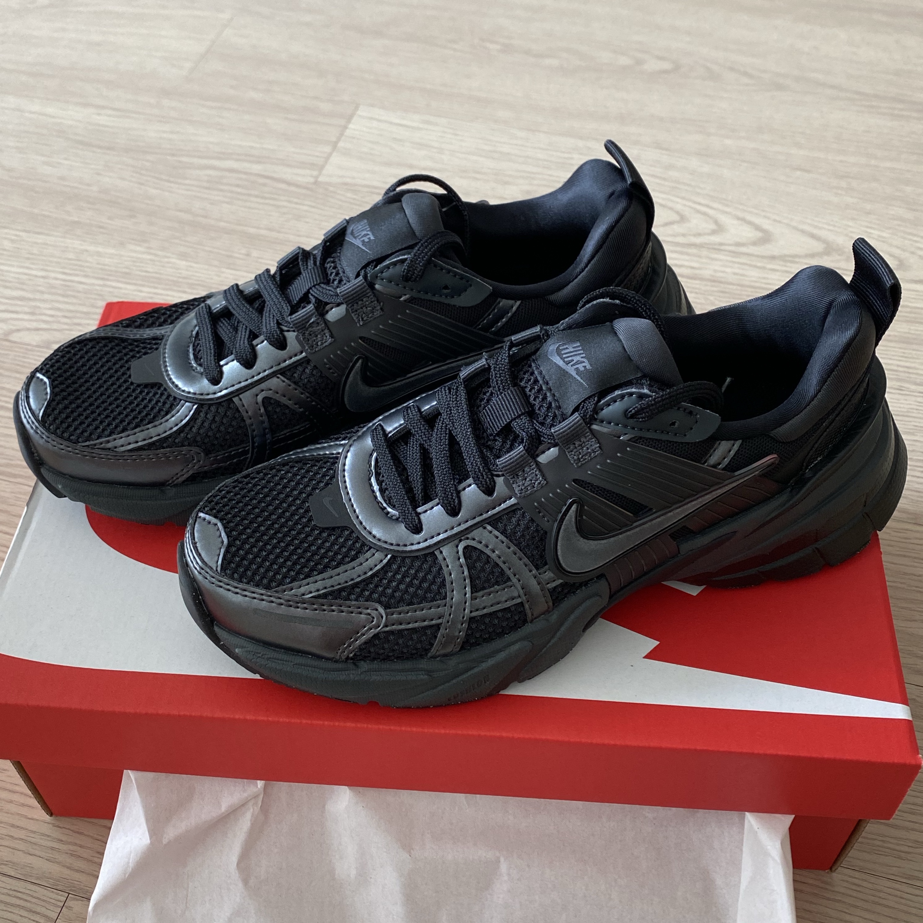 Nike V2K Run Black Anthracite 착용 스타일