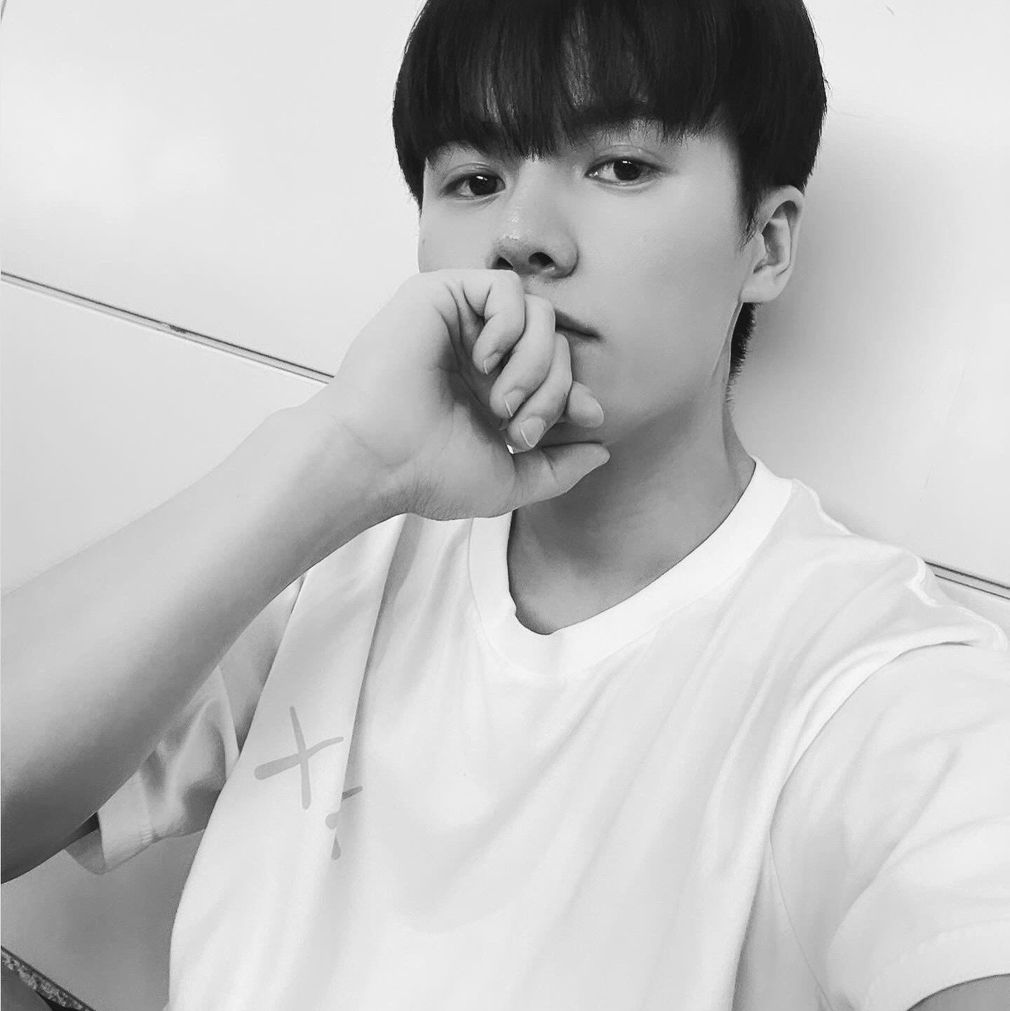 Uniqlo UT x Kaws Short Sleeve Graphic T-Shirt White, Stussy Big Stock Water Shorts Black 착용 스타일 - 1