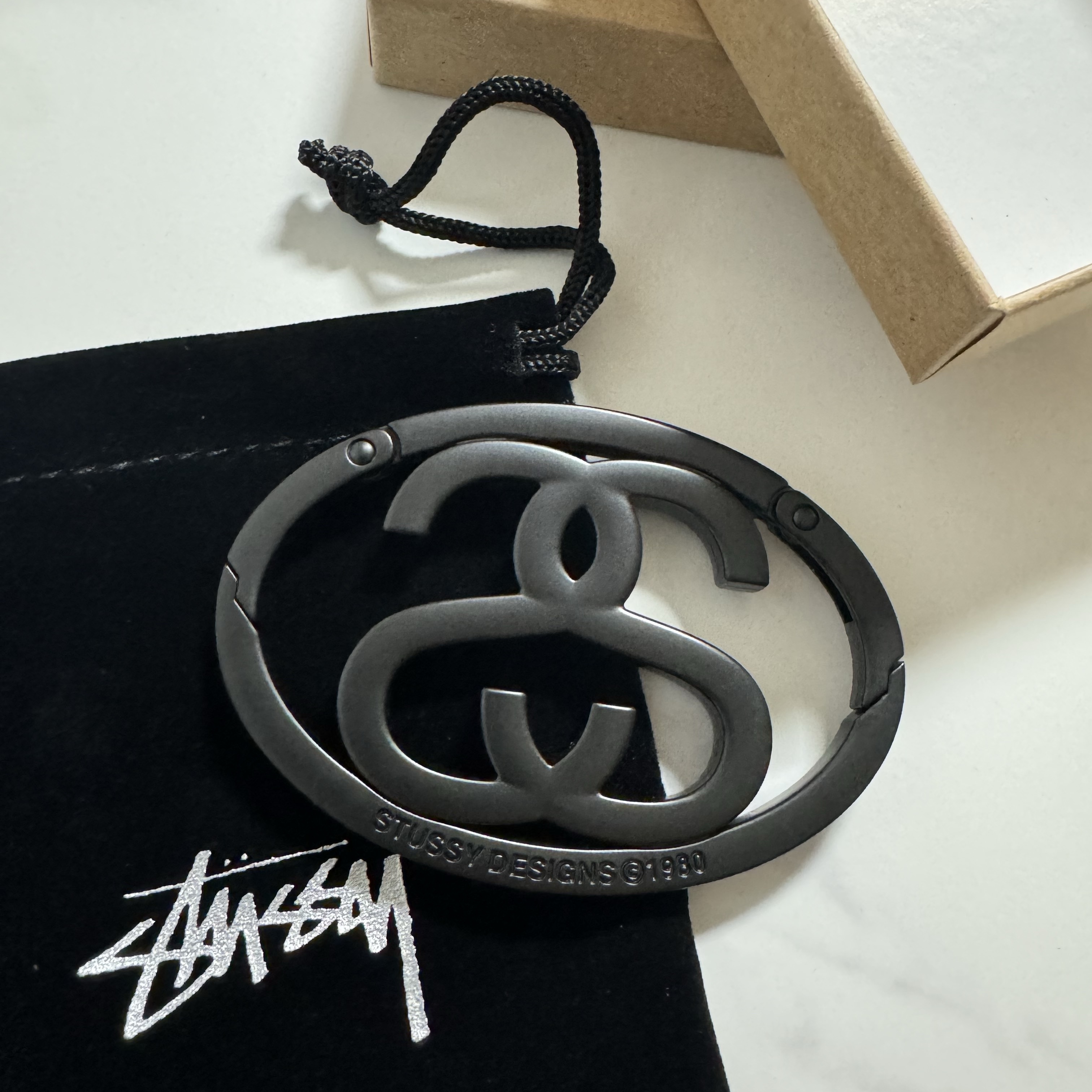 Stussy SS Link Carabiner Black 착용 스타일 - 1