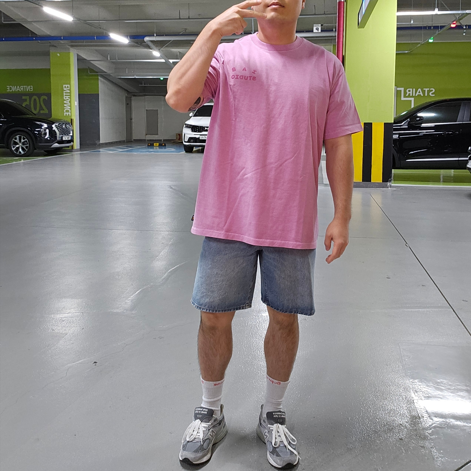Supreme x The North Face Printed Pocket T-Shirt White - 23SS, Supreme Baggy Denim Short Washed Indigo - 24SS 착용 스타일 - 2