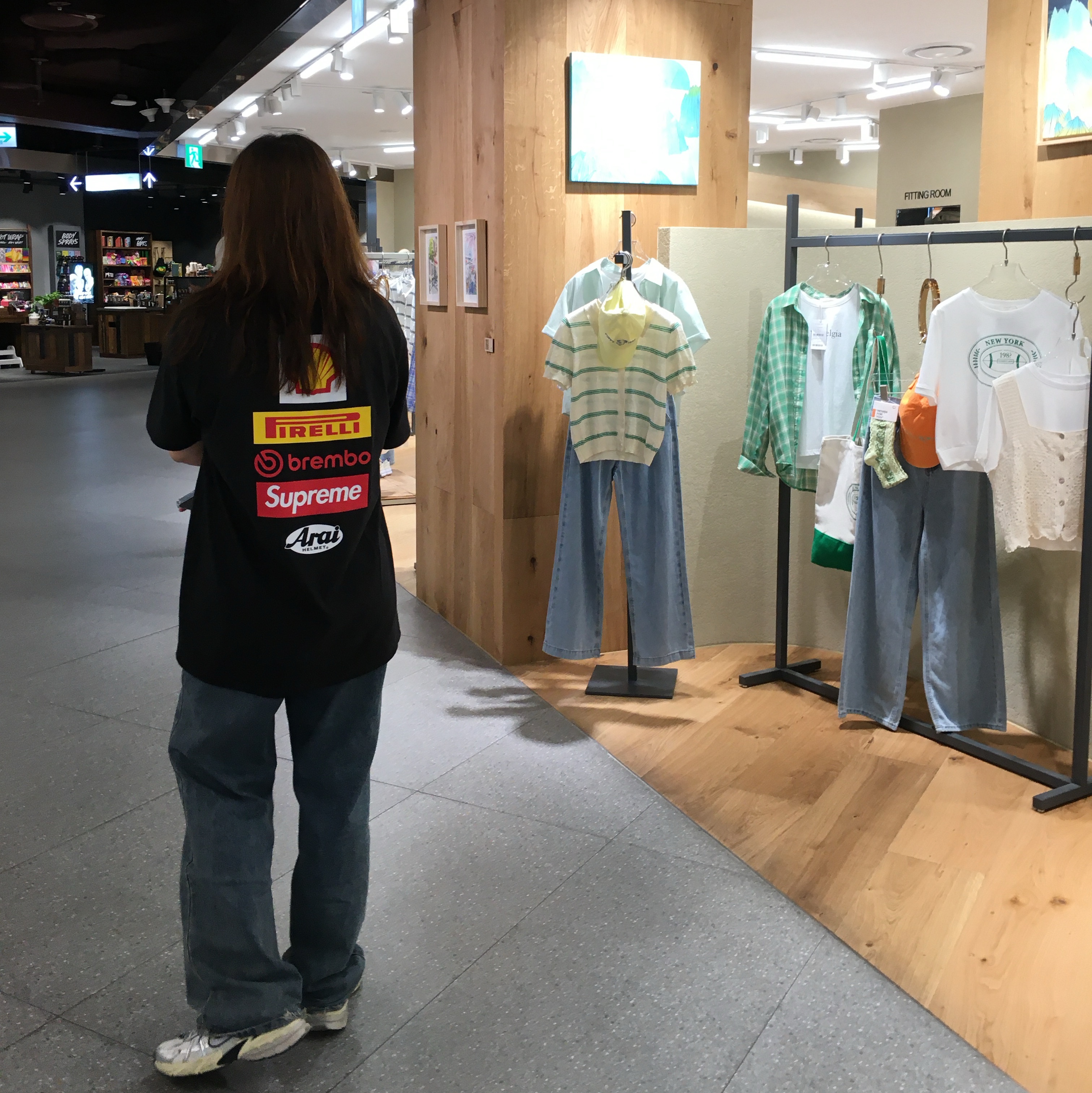Supreme x Ducati Logos T-Shirt Black - 24SS, Nike V2K Run Summit White Metallic Silver 착용 스타일 - 1