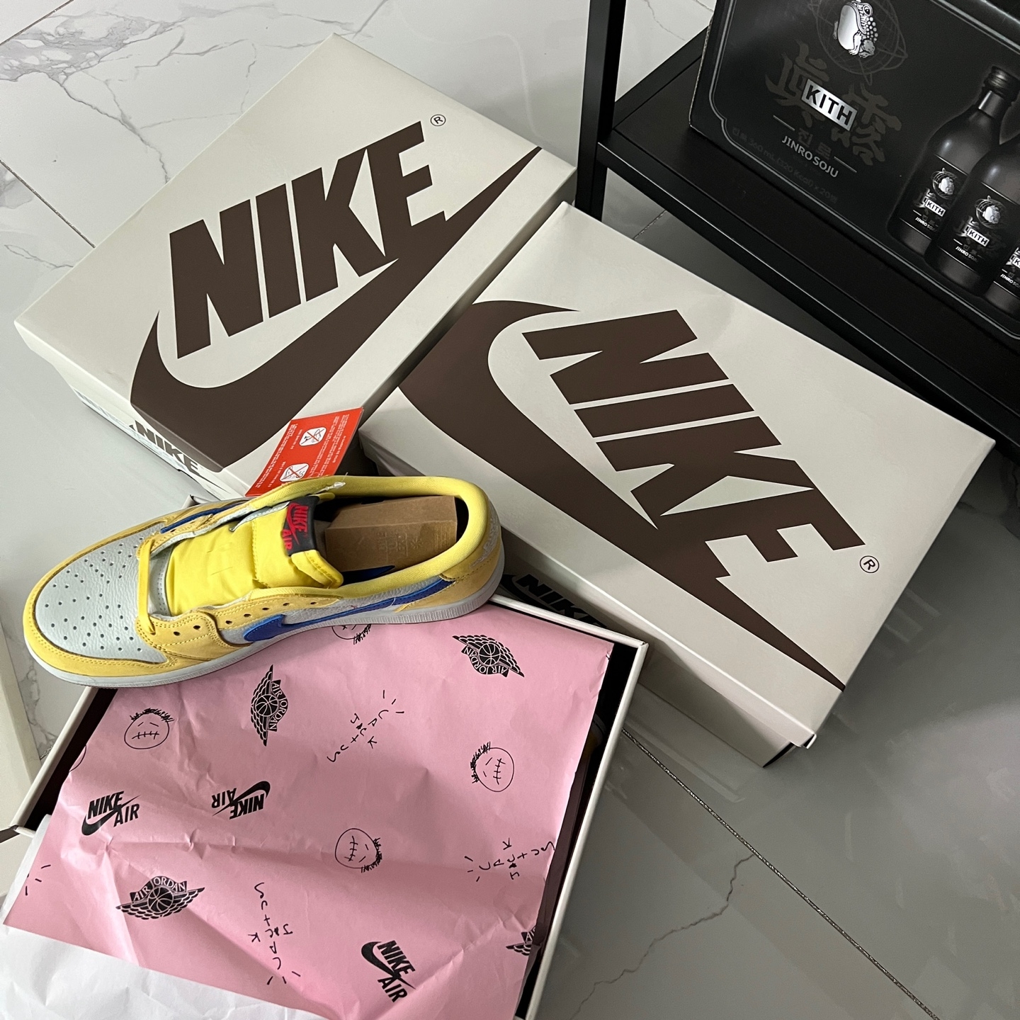 (W) Jordan 1 x Travis Scott Retro Low OG SP Canary 착용 스타일 - 2