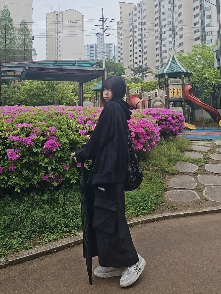 LE SSERAFIM Oversized Bag 착용 스타일