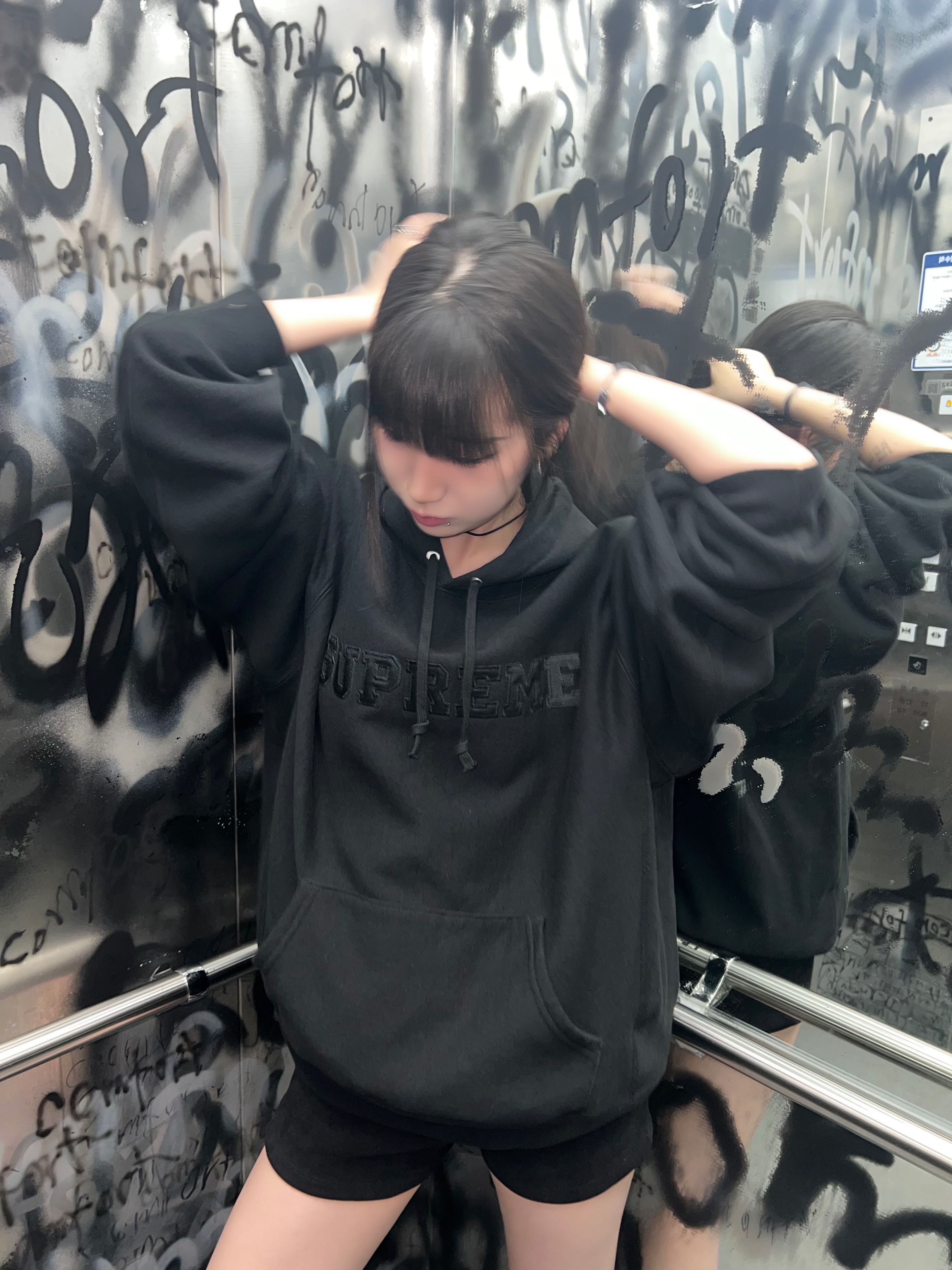 Supreme Collegiate Hooded Sweatshirt Black - 24SS, (W) UGG Classic Short II Boots Black 착용 스타일 - 1