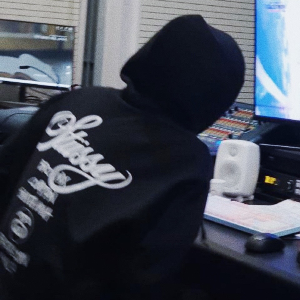 Stussy World Tour Hoodie Black 2022 착용 스타일 - 3