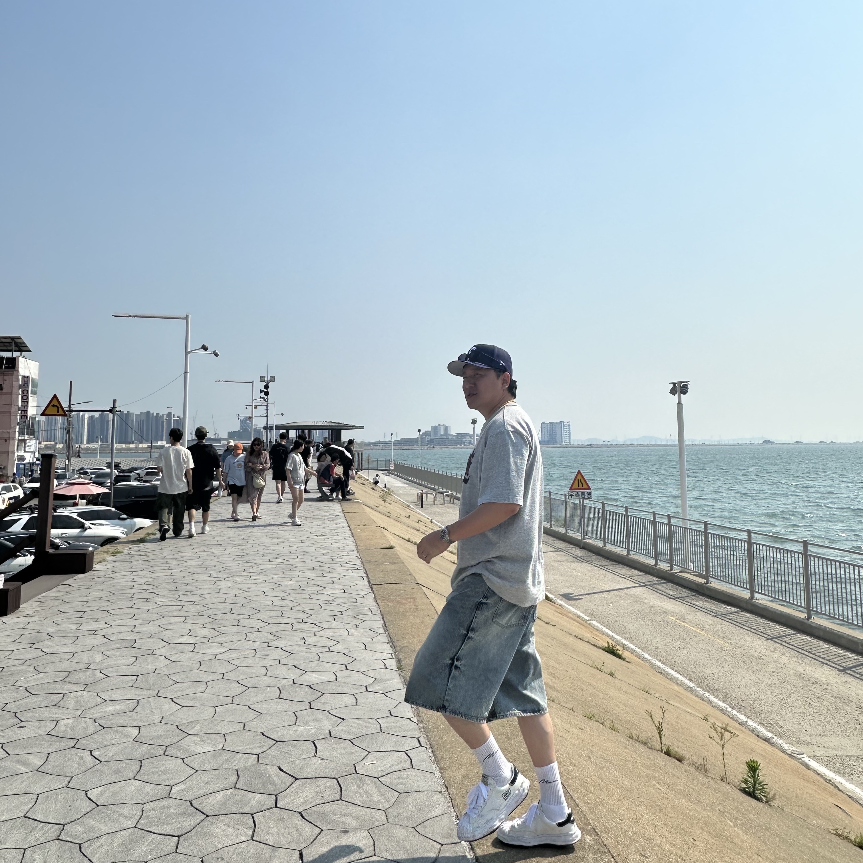 Supreme Gold Cross S Logo New Era Light Navy - 24SS, Supreme Old English S/S Top Heather Grey - 24SS 착용 스타일 - 1