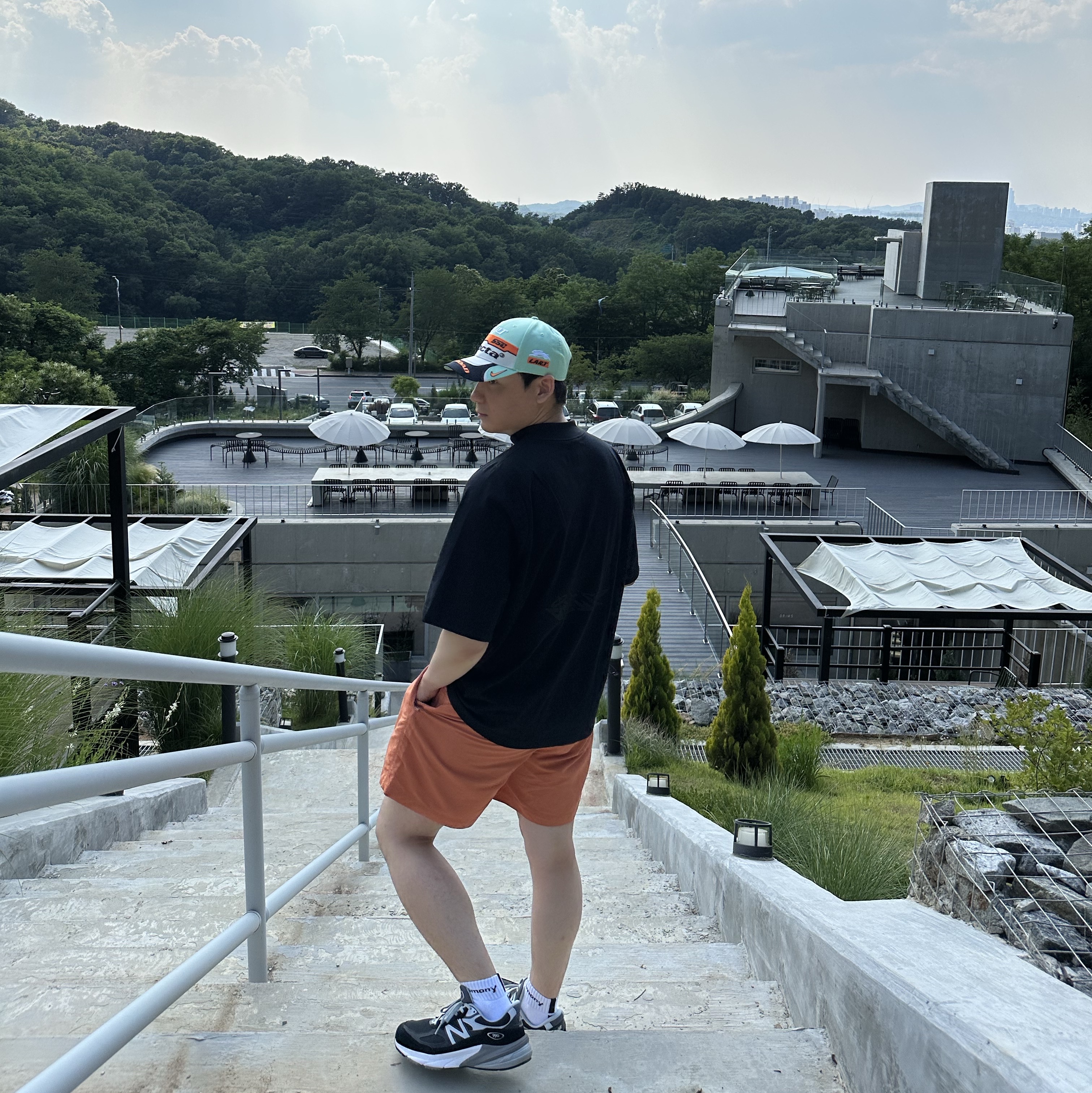 나이키 x 드레이크 녹타 x 카아르데로또모빌 Drx 햇 에나멜 그린, 나이키 x 오프화이트 모크넥 숏슬리브 탑 블랙 - 아시아 착용 스타일 - 1