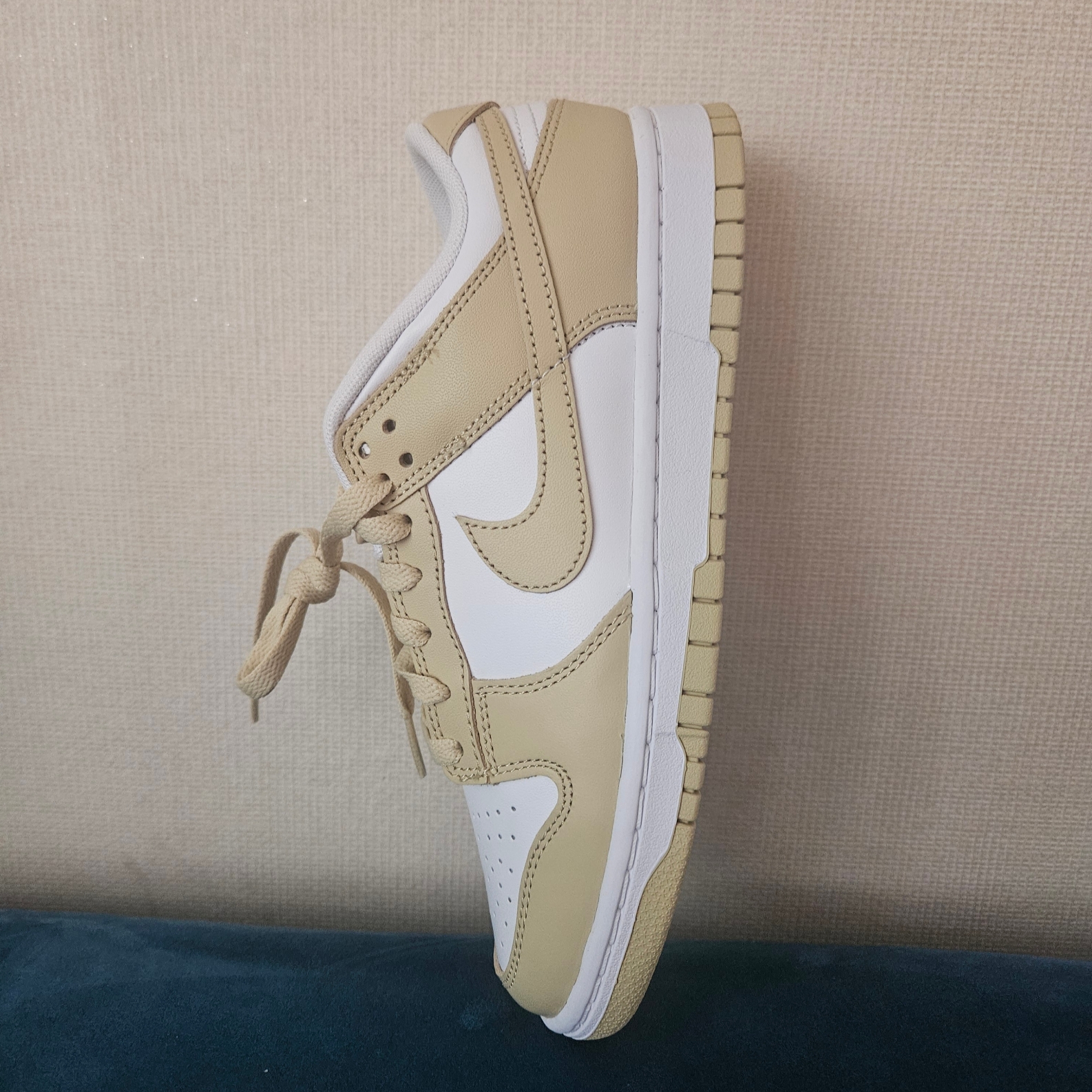 Nike Dunk Low Team Gold and White 착용 스타일