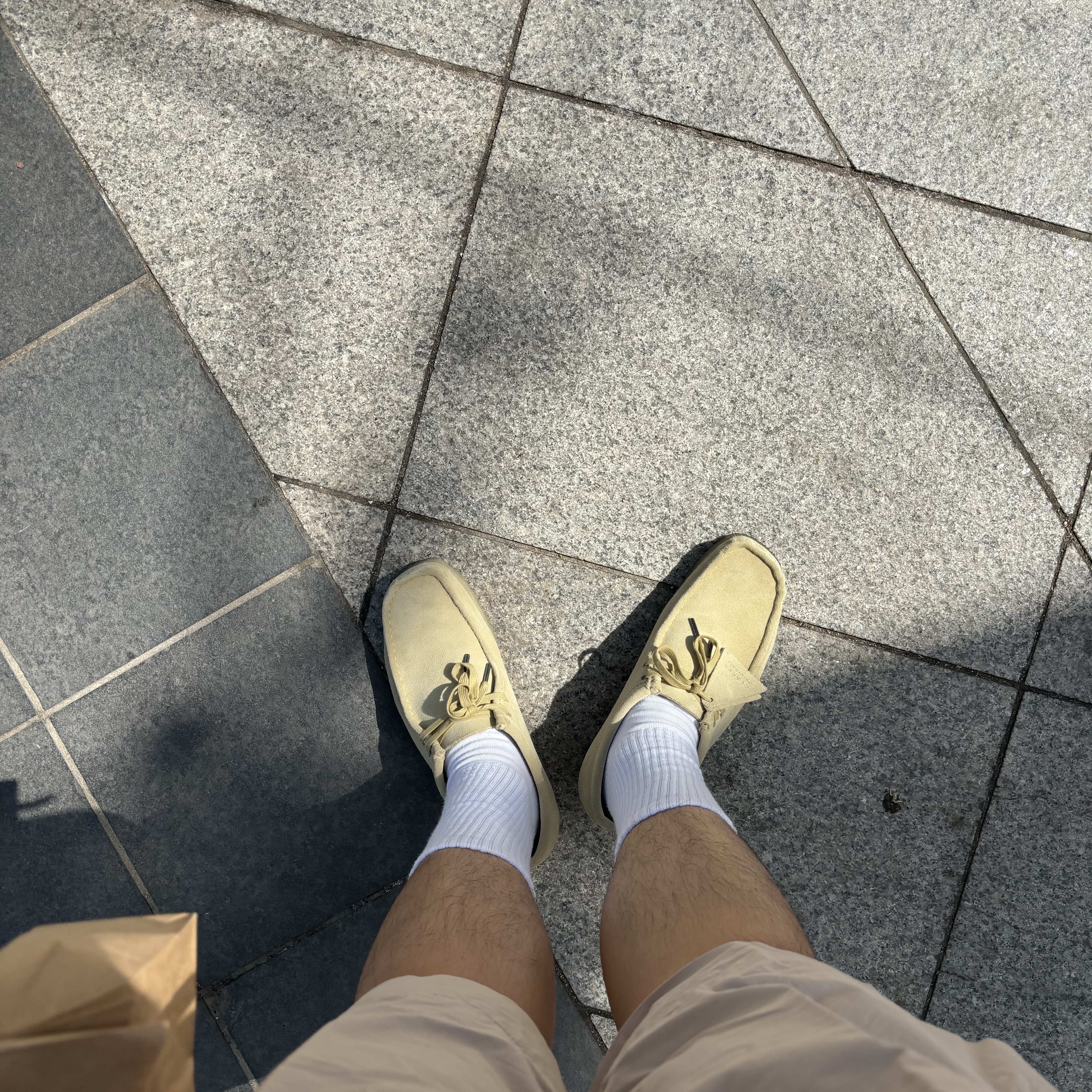 Clarks Wallabee Maple Suede 착용 스타일 - 2