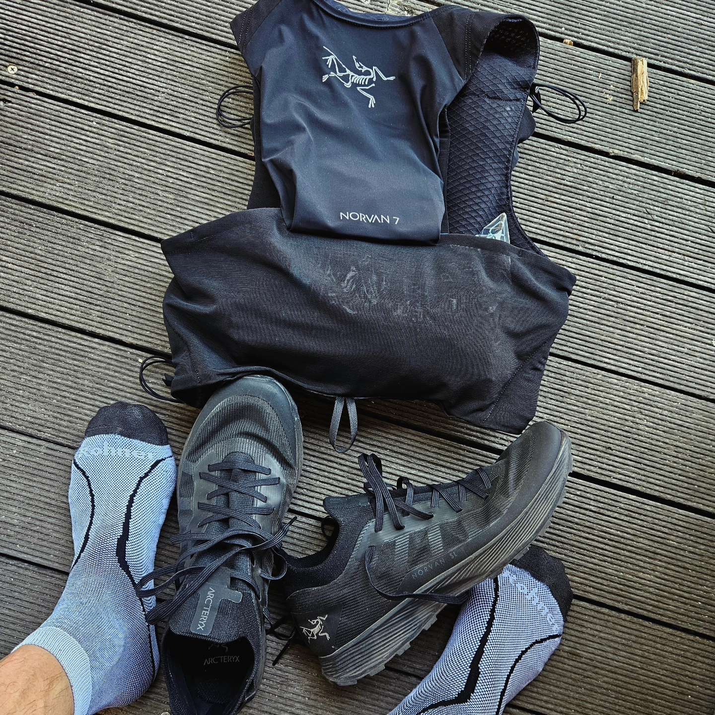 Arc'teryx Norvan SL 3 Shoe Black Light Fallow 착용 스타일