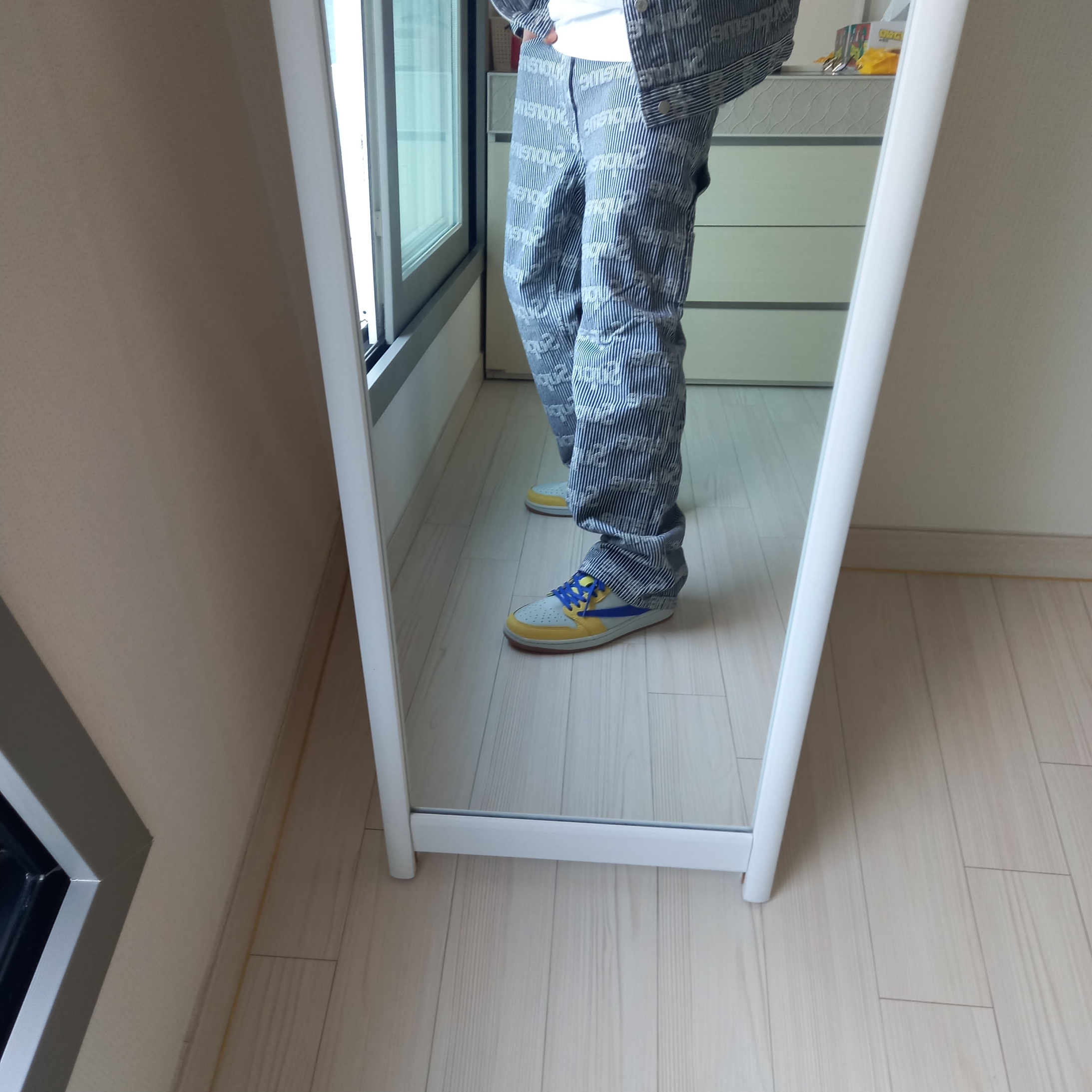 (W) Jordan 1 x Travis Scott Retro Low OG SP Canary, Nike x Supreme SB Dunk Low Hyper Blue 착용 스타일 - 1