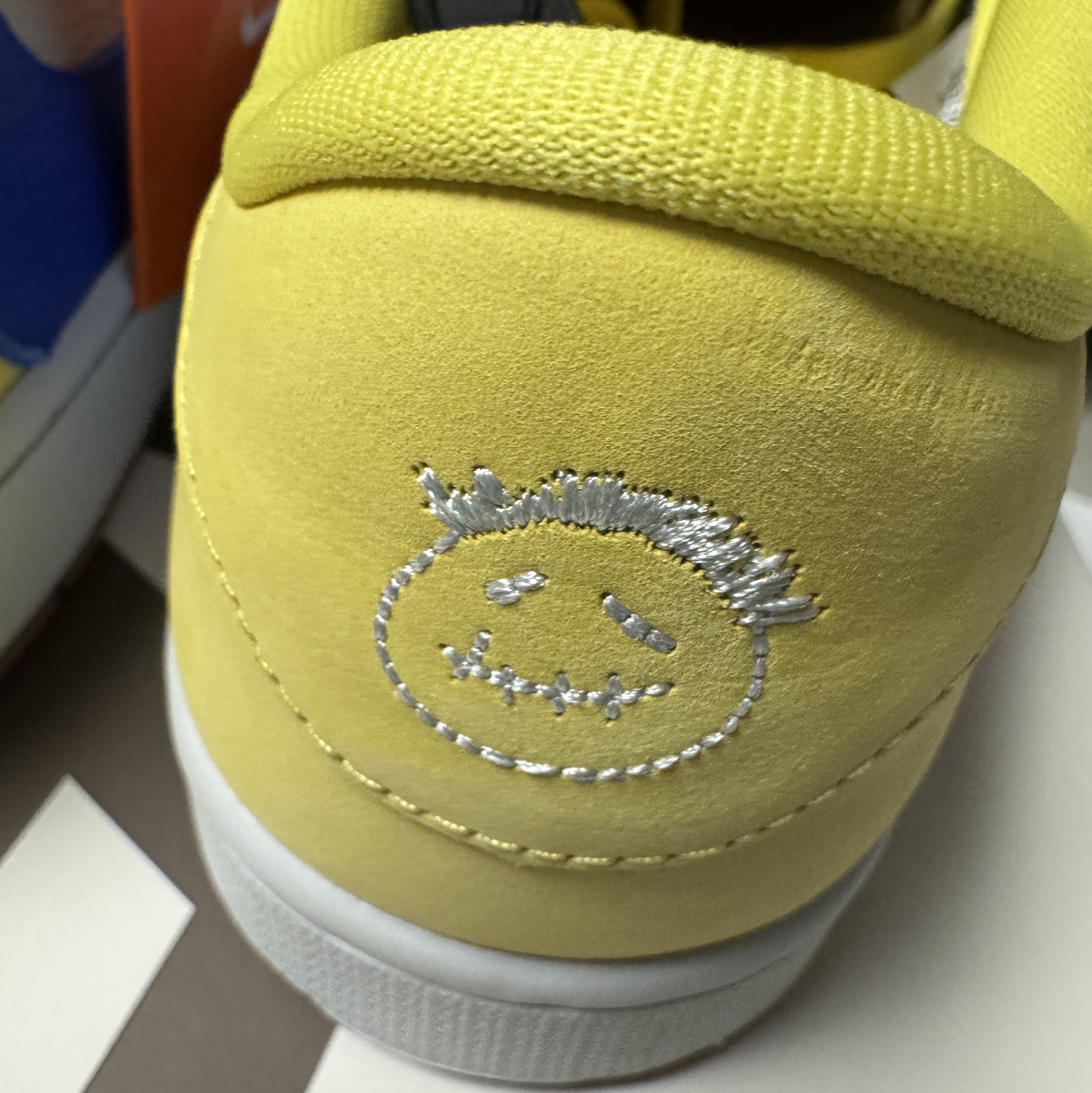 (W) Jordan 1 x Travis Scott Retro Low OG SP Canary 착용 스타일 - 3