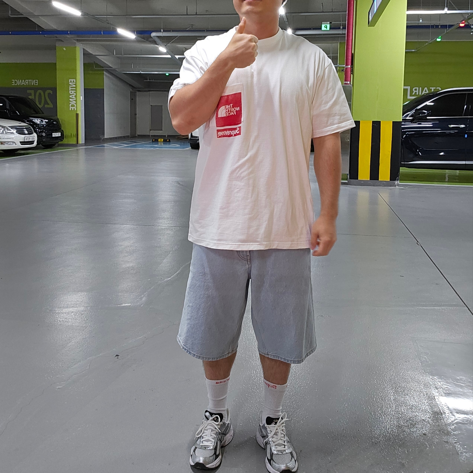 Supreme x The North Face Printed Pocket T-Shirt White - 23SS, Supreme Baggy Denim Short Washed Indigo - 24SS 착용 스타일 - 1