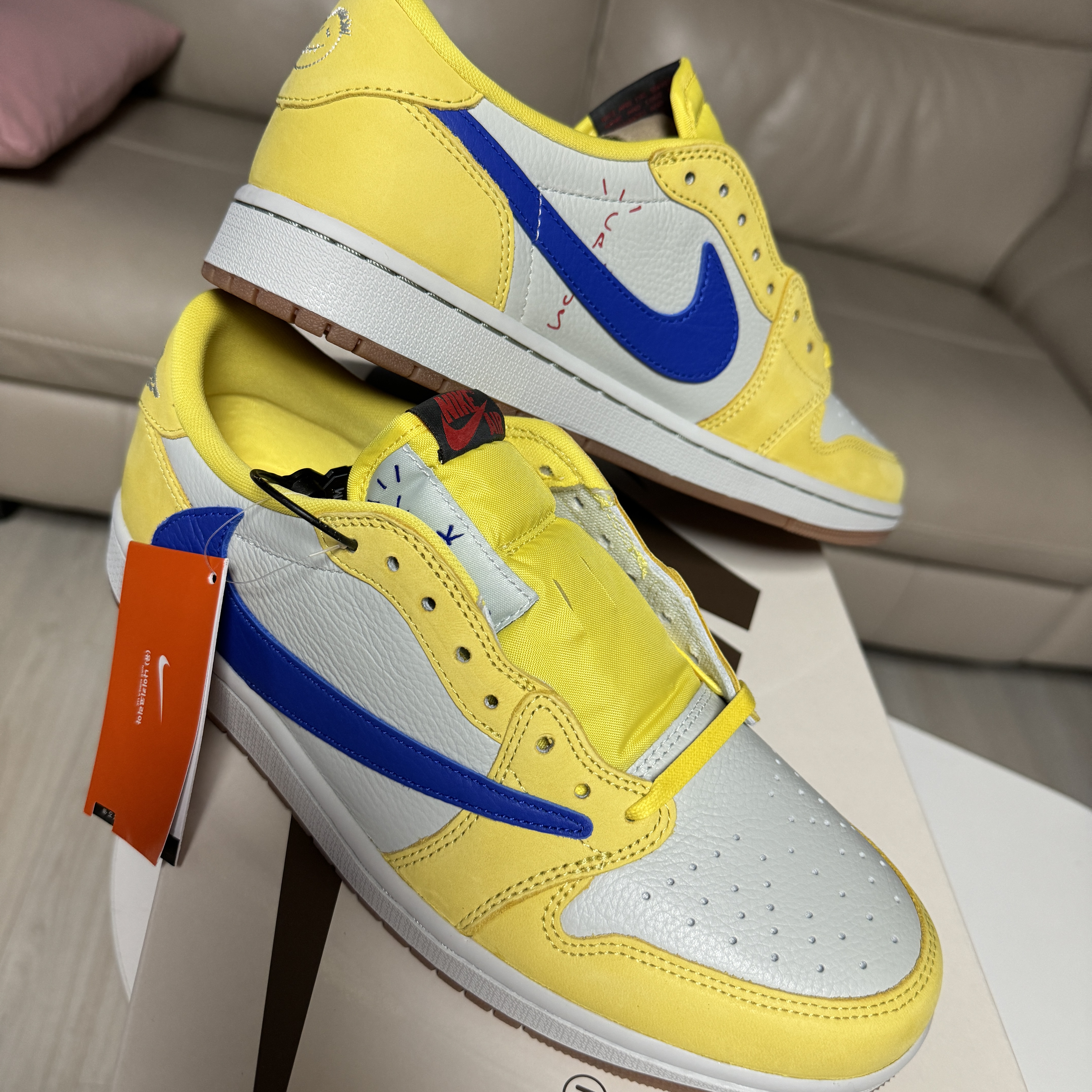 (W) Jordan 1 x Travis Scott Retro Low OG SP Canary 착용 스타일 - 1