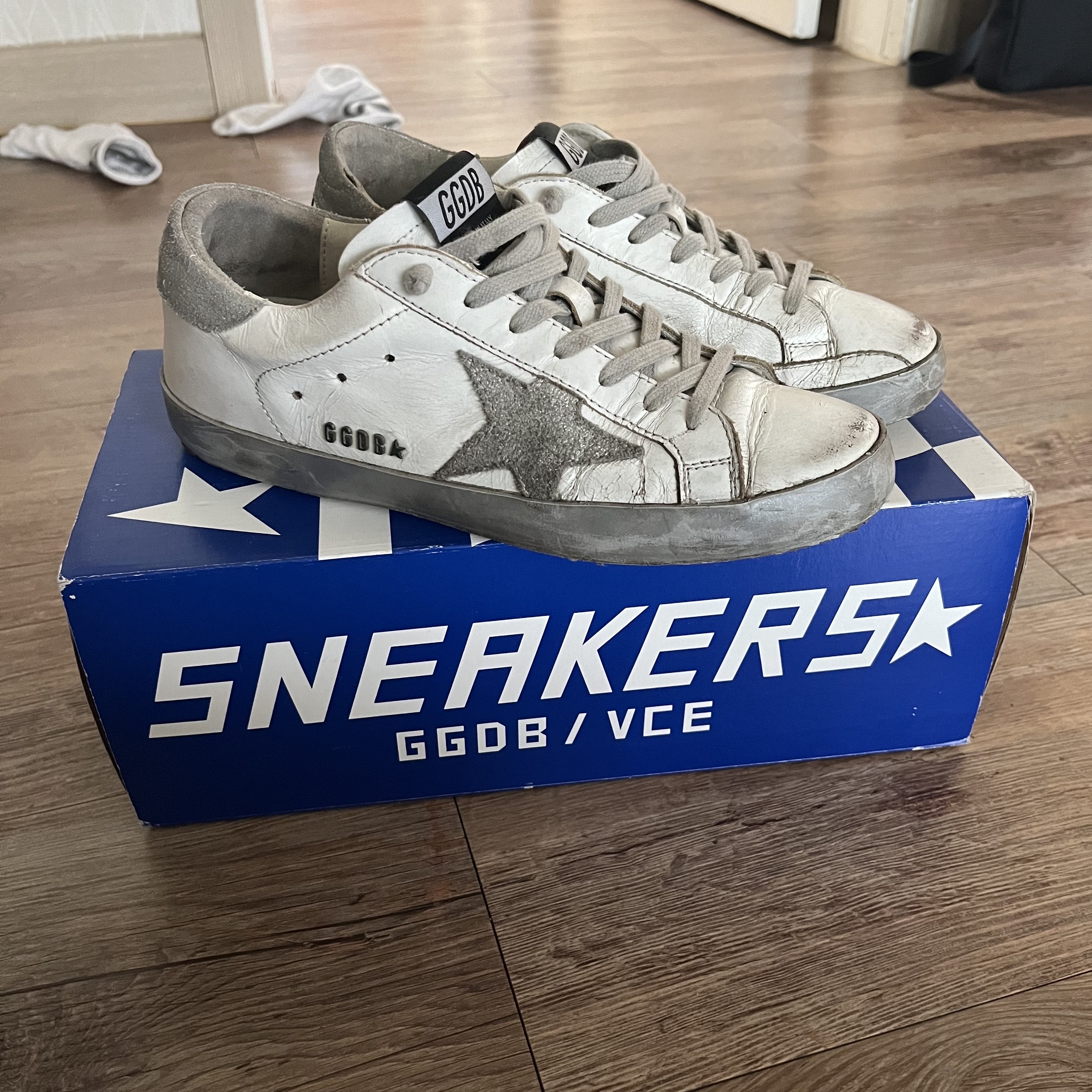 Golden Goose Superstar White Silver Heel Tab Sneakers 착용 스타일