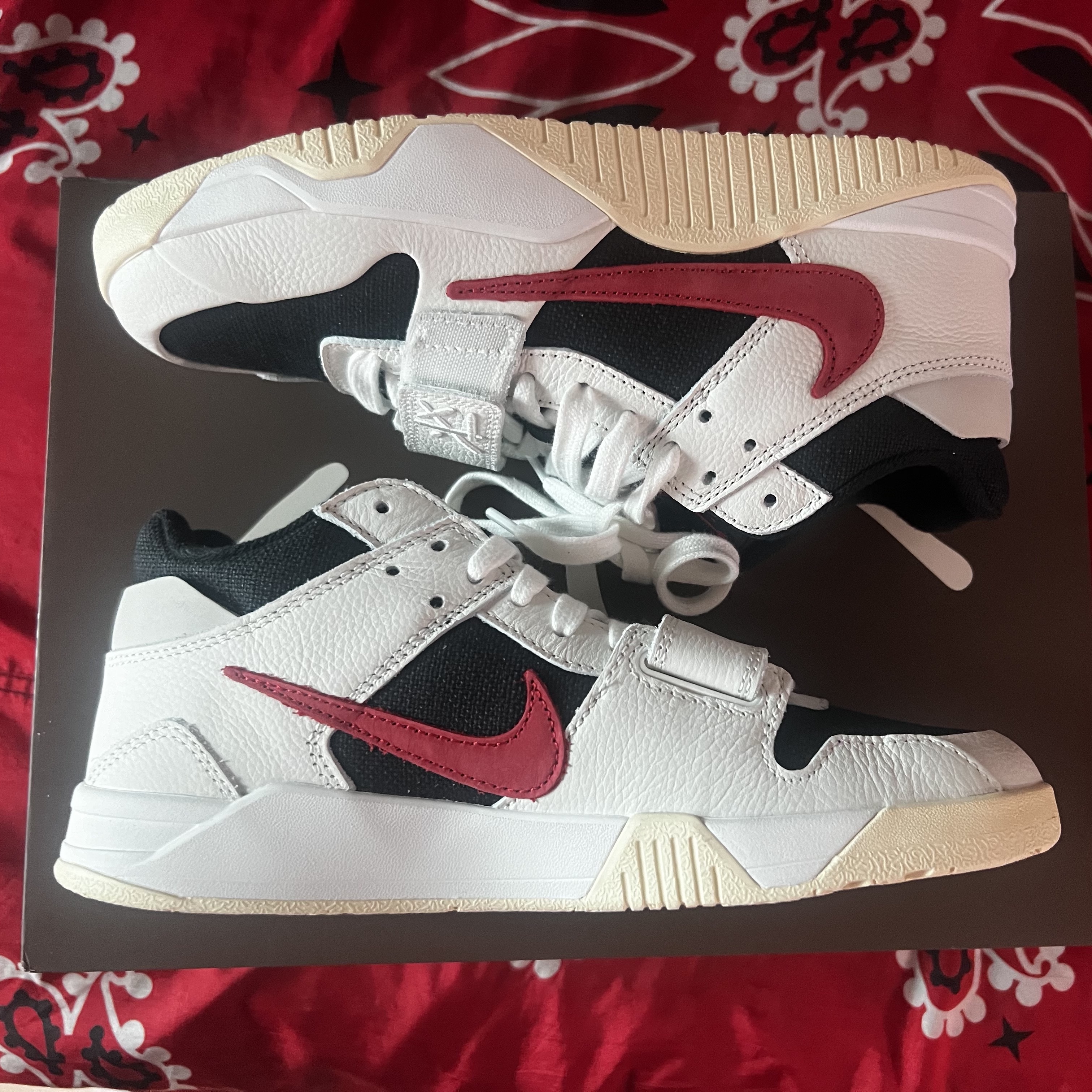 Jordan x Travis Scott Jumpman Jack TR University Red 착용 스타일