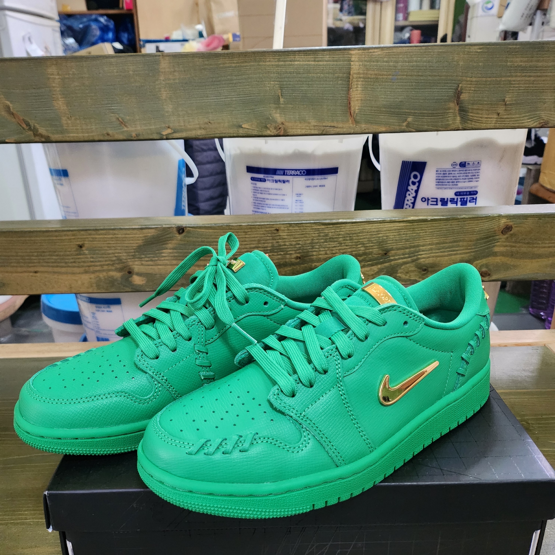 (W) Jordan 1 Low Method of Make Lucky Green Metallic Gold 착용 스타일 - 2