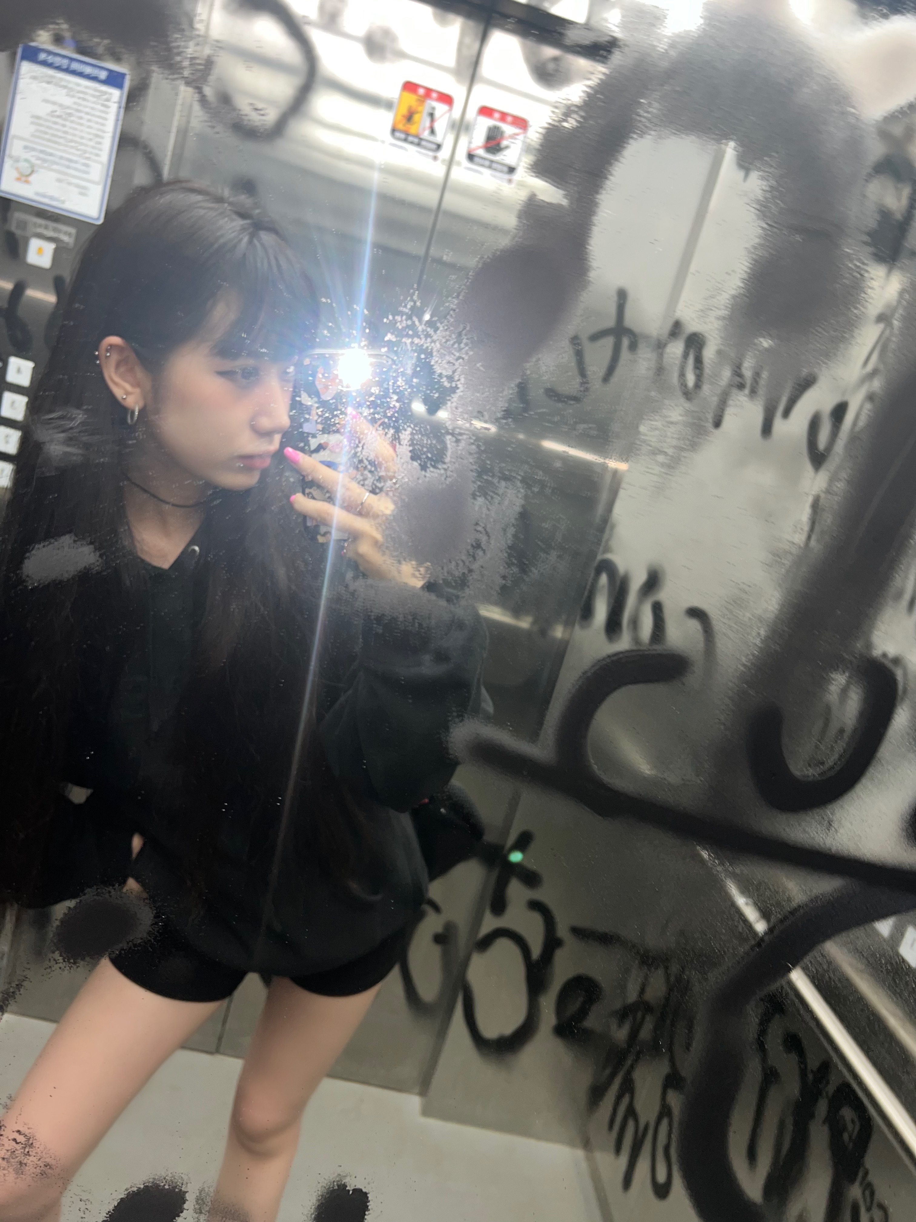 Supreme Collegiate Hooded Sweatshirt Black - 24SS, (W) UGG Classic Short II Boots Black 착용 스타일 - 4