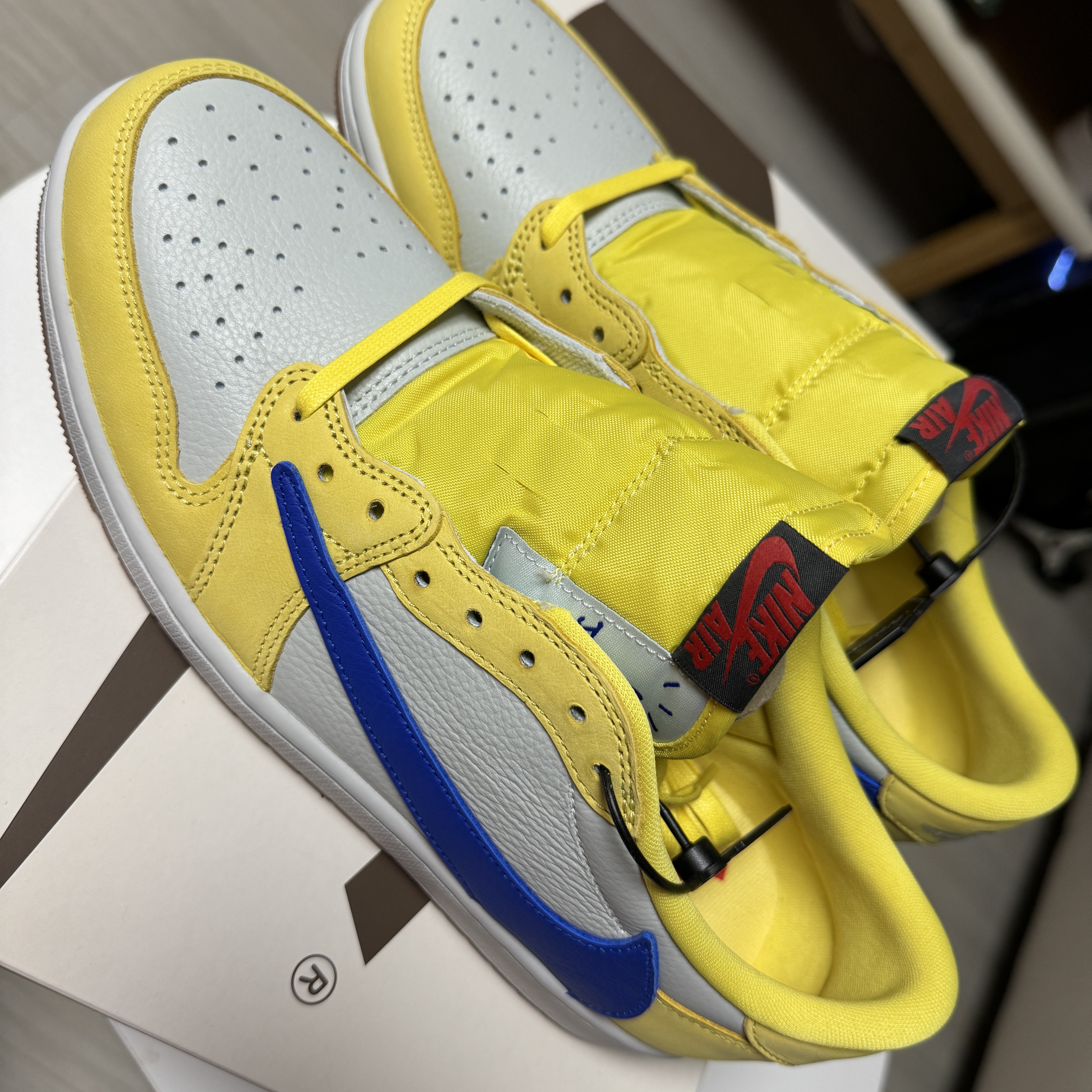 (W) Jordan 1 x Travis Scott Retro Low OG SP Canary 착용 스타일 - 2