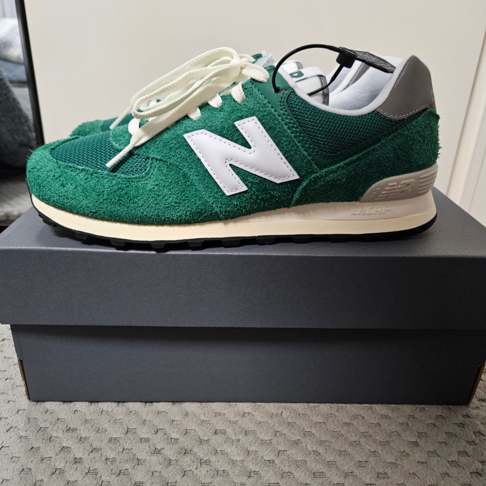 New Balance 574 Heritage Grass Green 착용 스타일 - 2