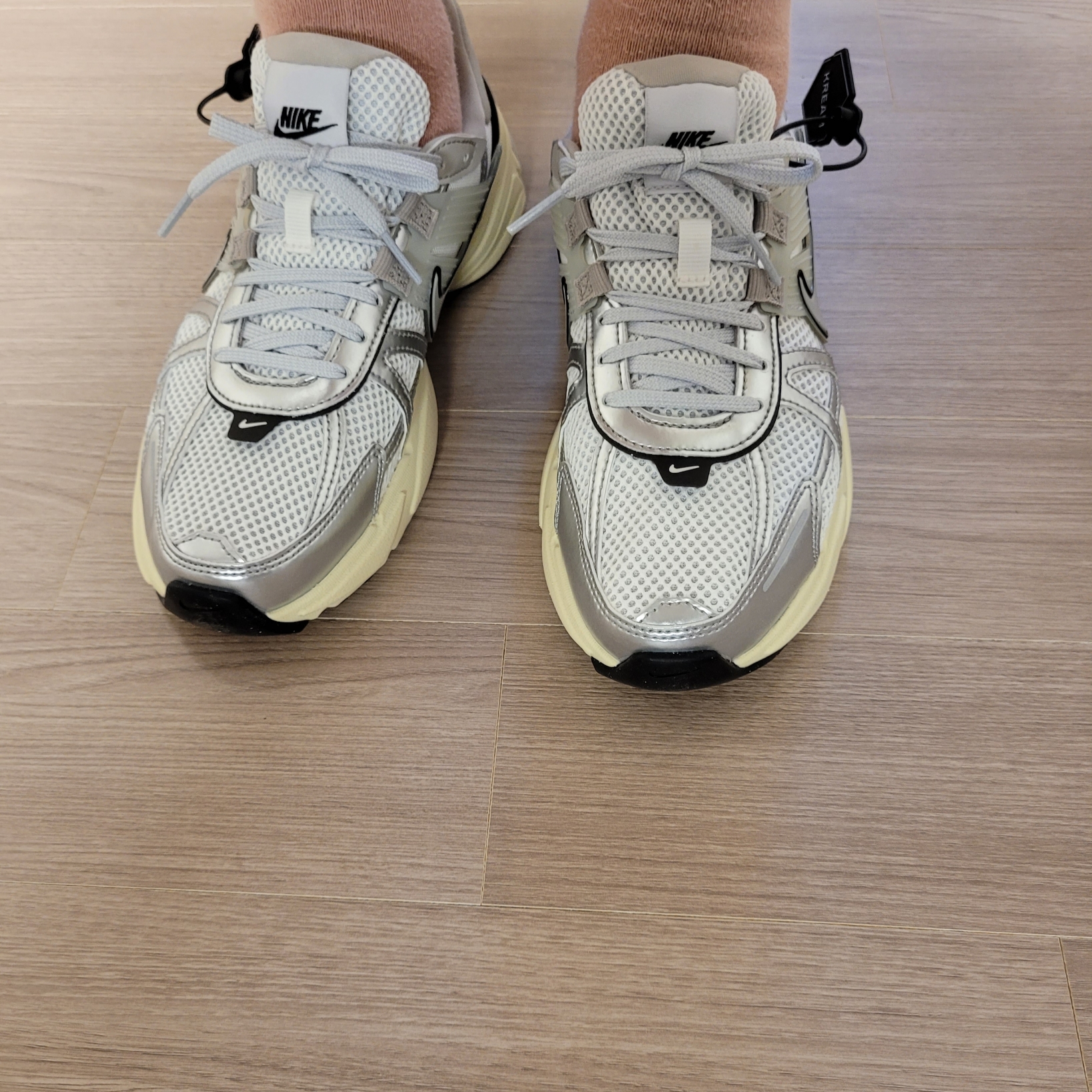 Nike V2K Run Summit White Metallic Silver 착용 스타일