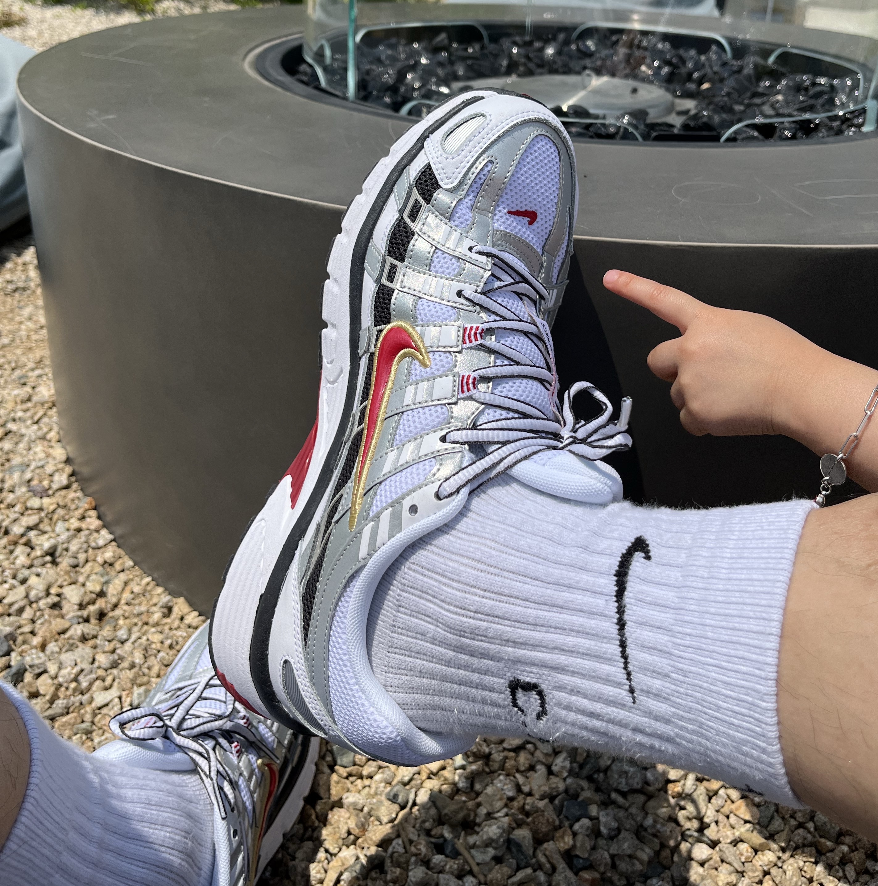 (W) Nike P-6000 Metallic Silver Red 착용 스타일