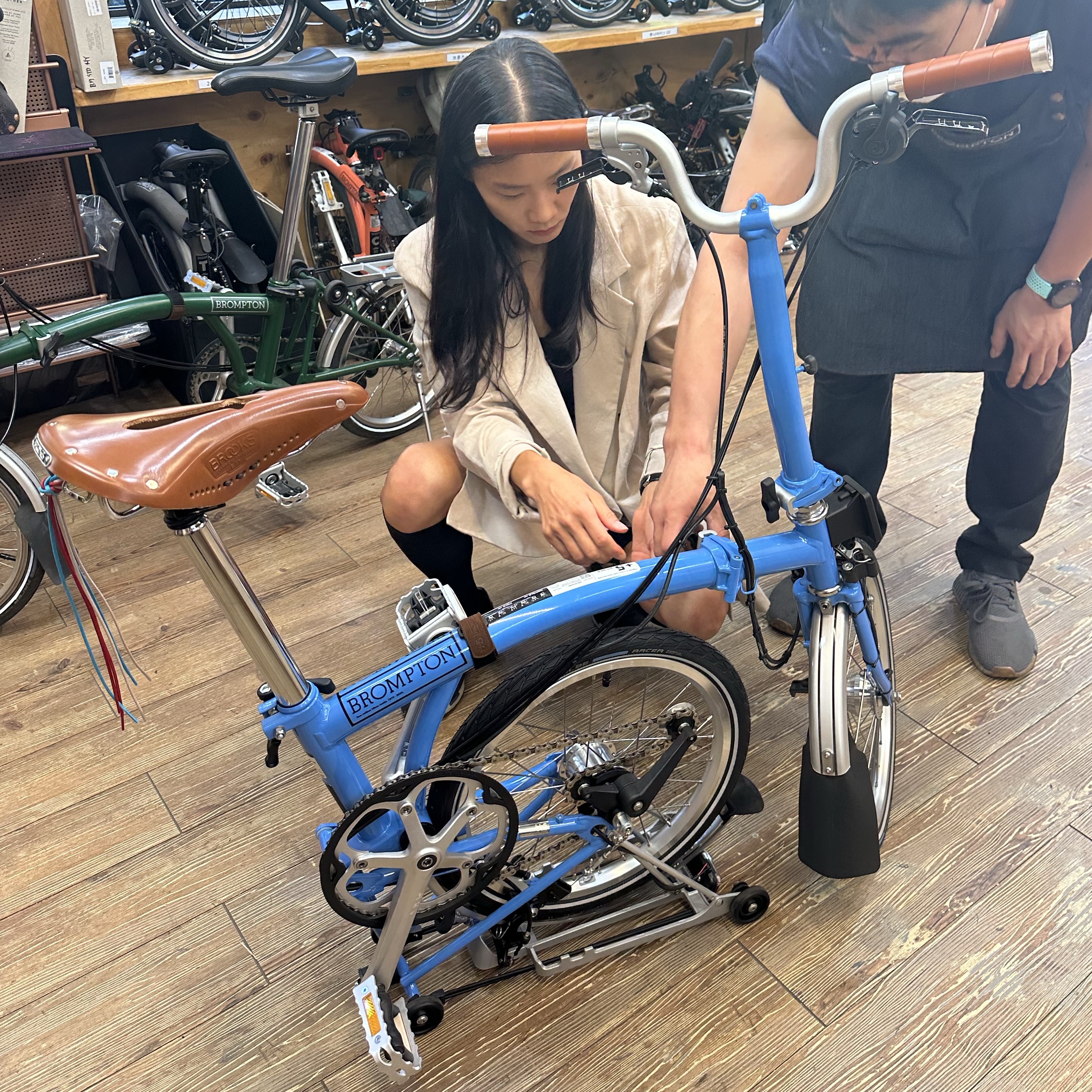 Brompton C Line Explore 6 Speed with Rack Racing Green 착용 스타일 - 2