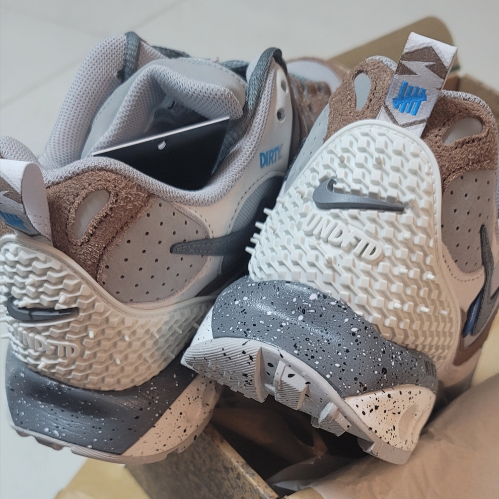 Nike x Undefeated Air Terra Humara Archaeobrown 착용 스타일 - 3