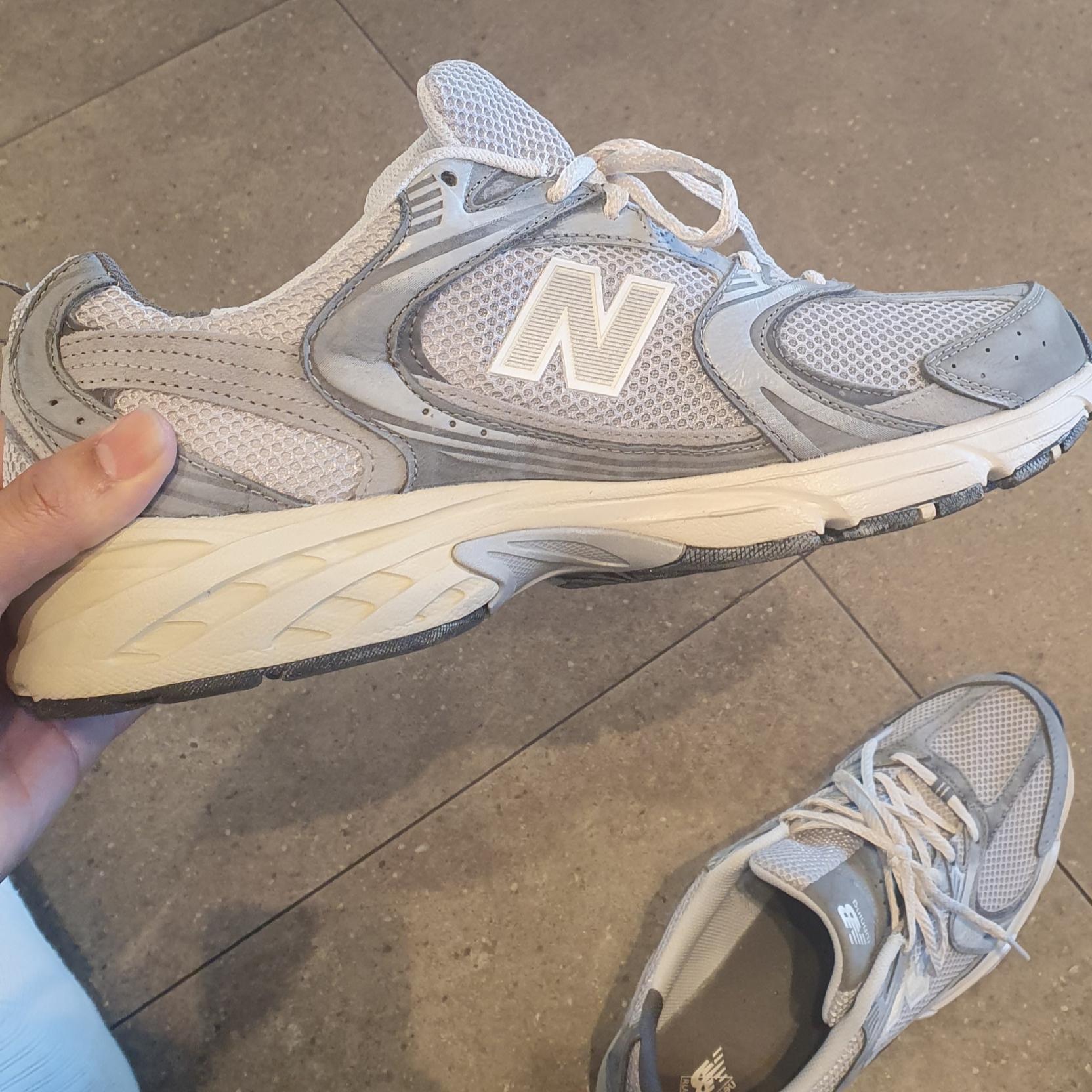 New Balance 530 Premium Vintage Grey Matter 착용 스타일